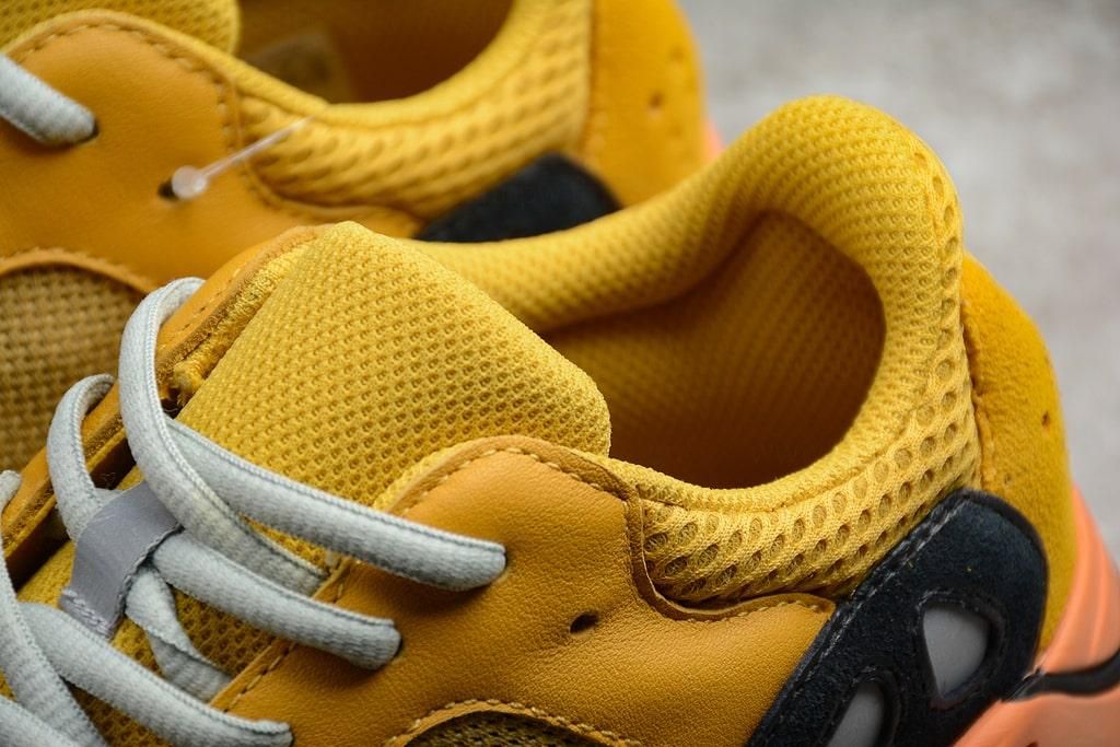 adidasUnisex YEEZY Boost 700 - Sun