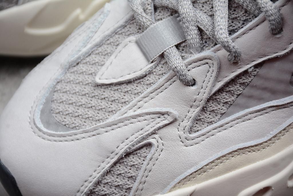 adidasUnisex YEEZY Boost 700 V2 - Static