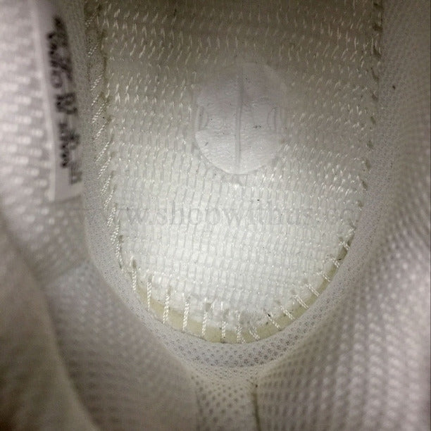 adidasUnisex YEEZY Boost 700 - White/Gum