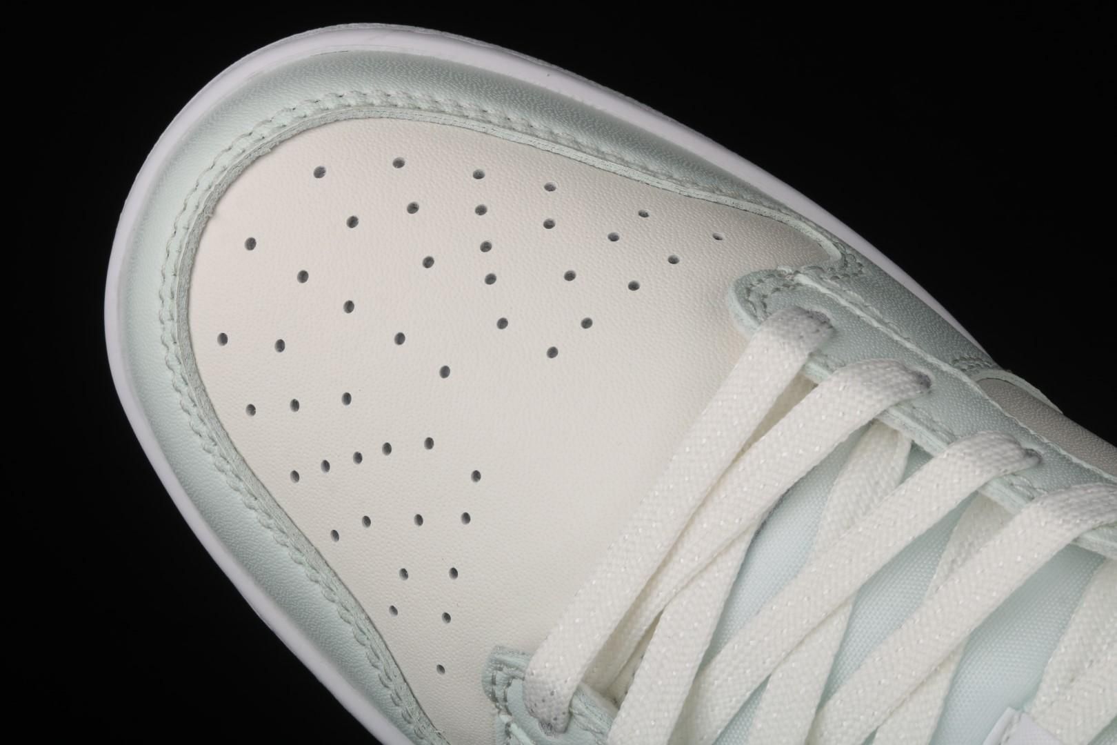 NikeUnisex Dunk Low - Barely Green