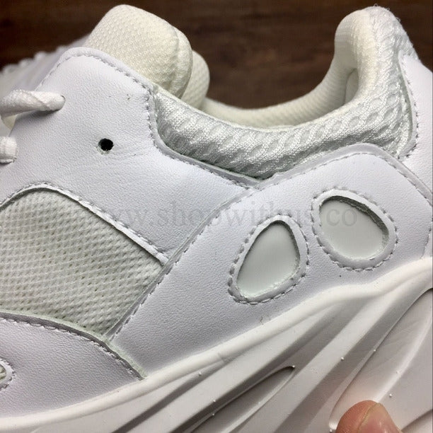 adidasUnisex YEEZY Boost 700 - White/Gum