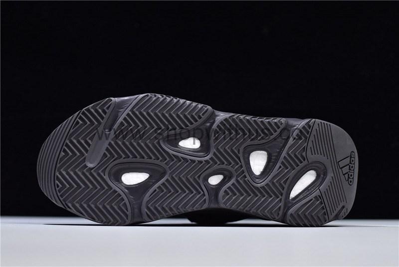 adidasOriginals YEEZY Boost 700 V2 - Vanta