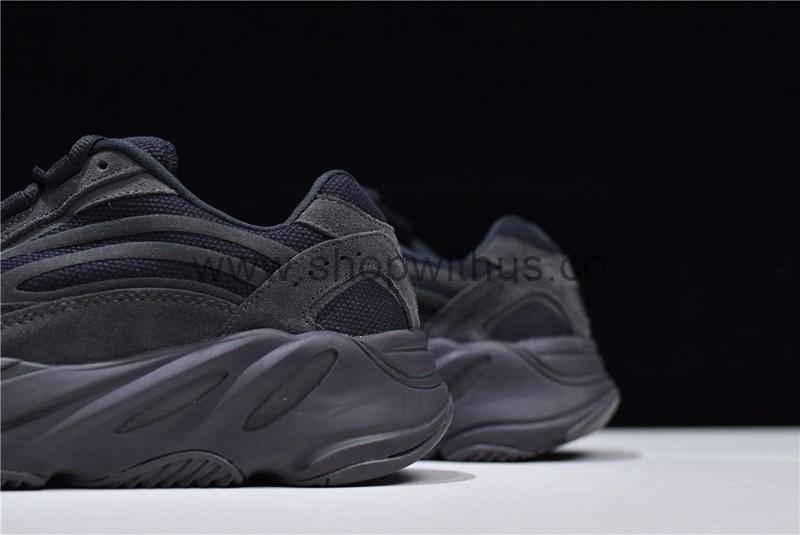 adidasOriginals YEEZY Boost 700 V2 - Vanta