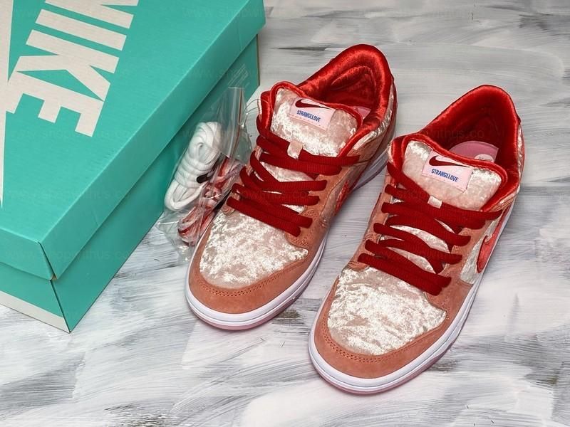 NikeSB Dunk Low - Strange Love