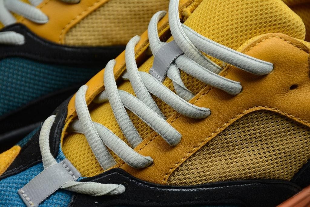 adidasUnisex YEEZY Boost 700 - Sun