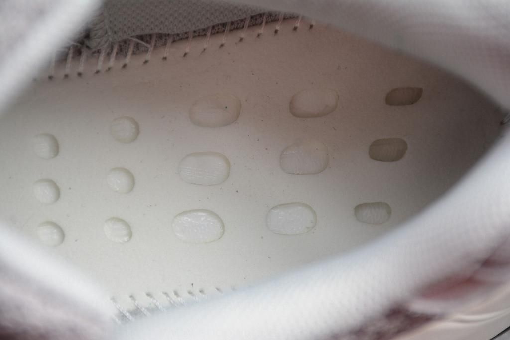 adidasUnisex YEEZY Boost 700 V2 - Static