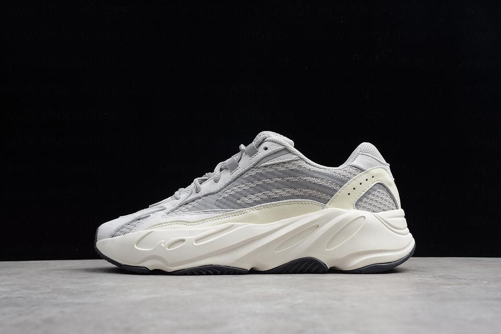 adidasUnisex YEEZY Boost 700 V2 - Static