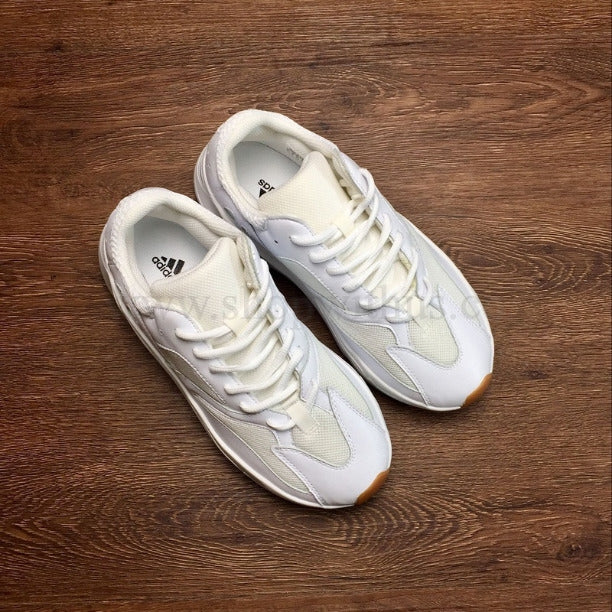 adidasUnisex YEEZY Boost 700 - White/Gum