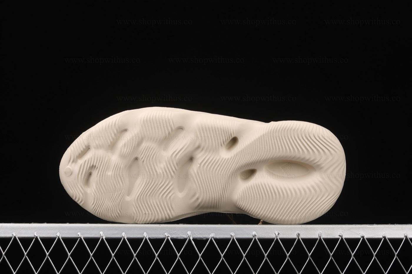 adidasUnisex Yeezy Foam RNNR - Sand