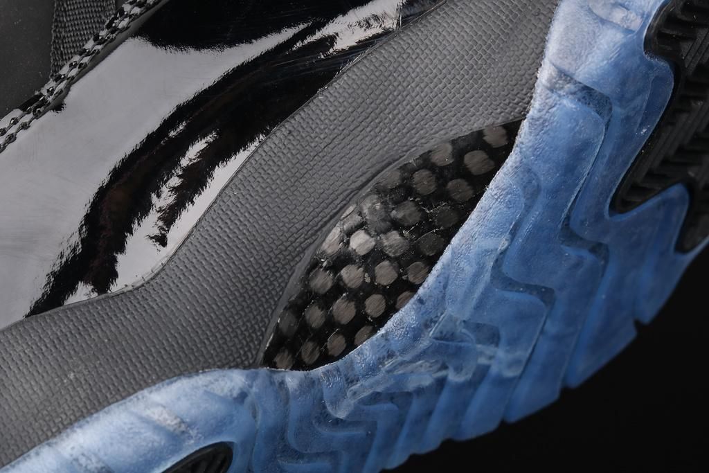 Air Jordan 11 AJ11 Retro - Cap And Gown