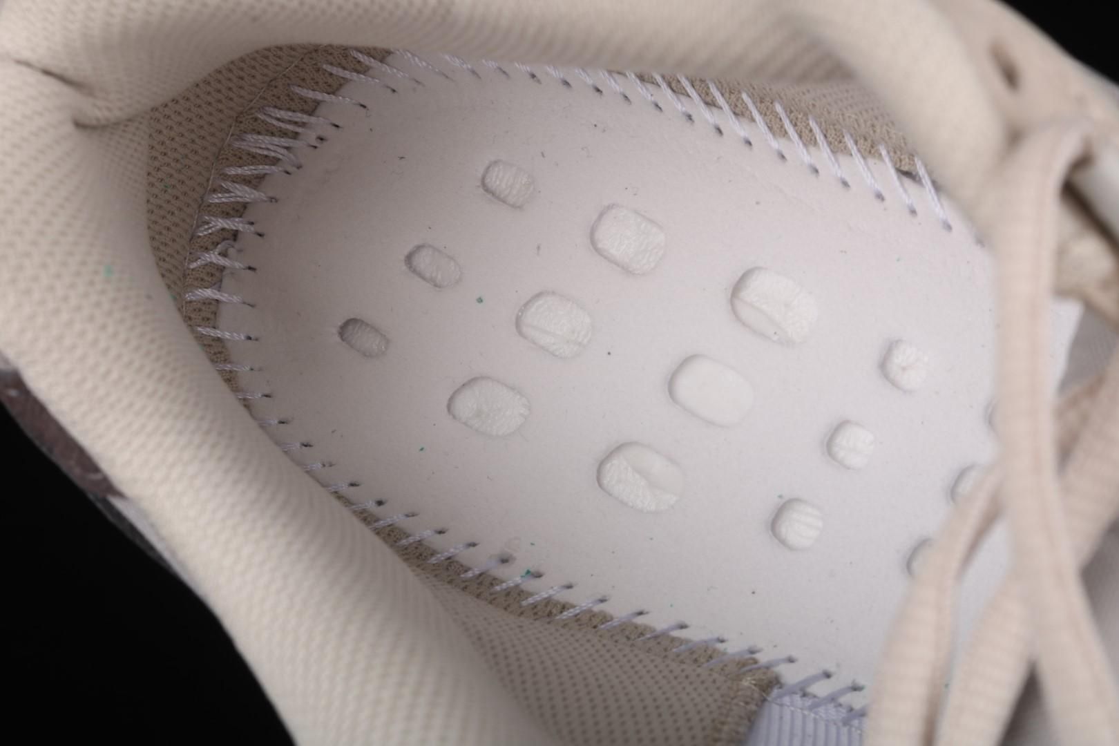 adidasUnisex Yeezy Boost 700 V2 - Tephra