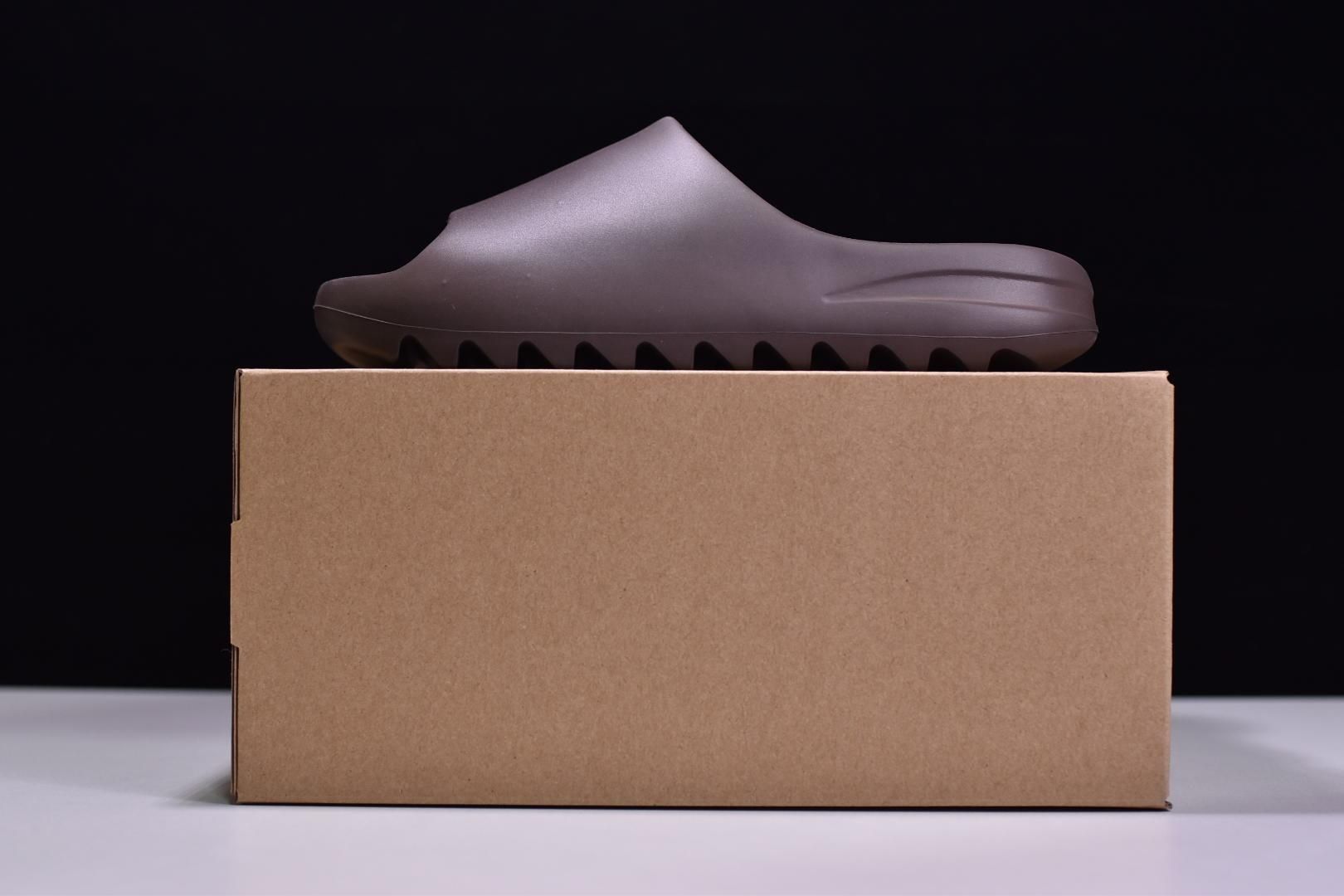 adidasUnisex YEEZY Slide - Soot