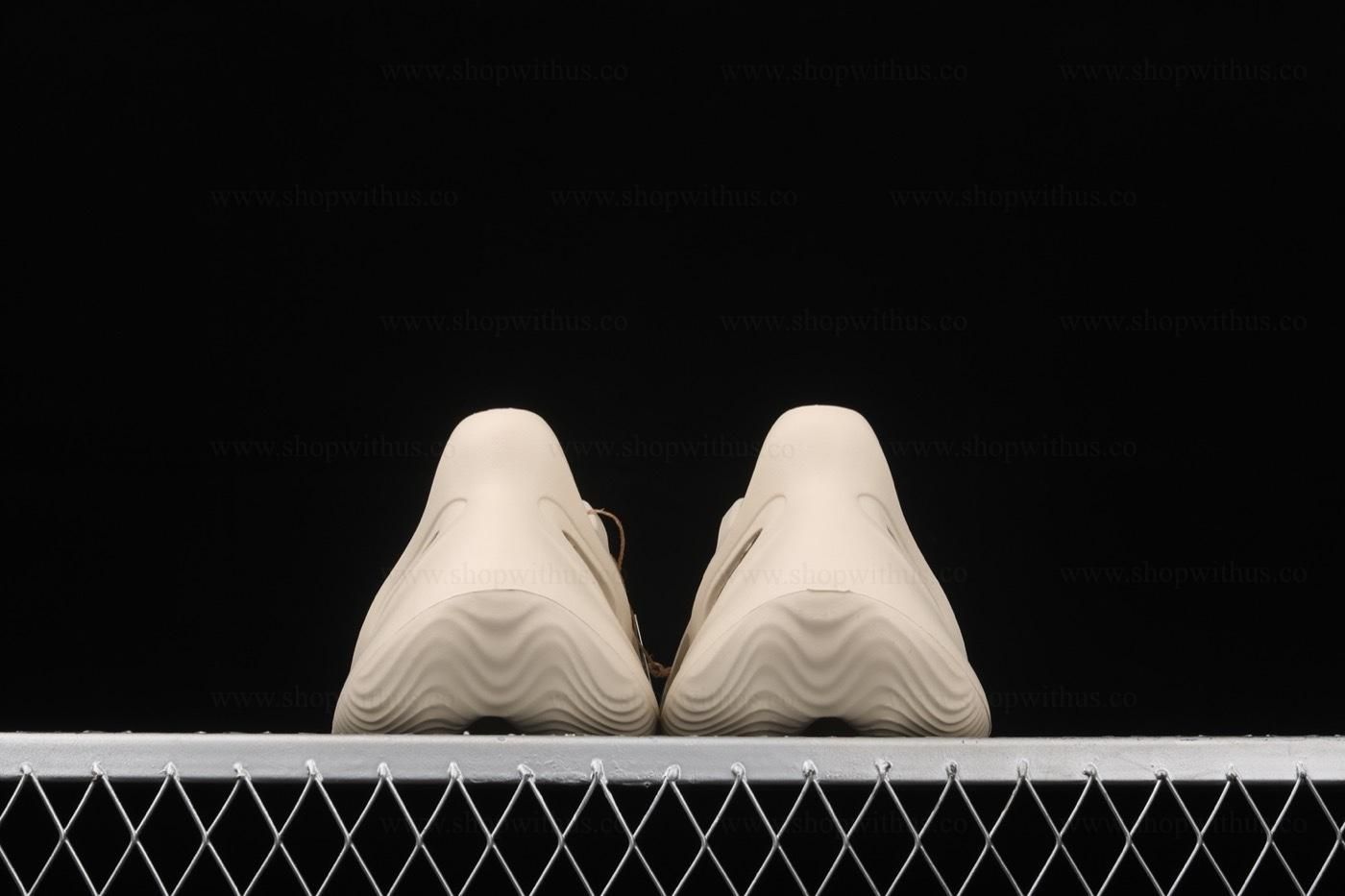 adidasMen's Yeezy Foam RNNR - Sand
