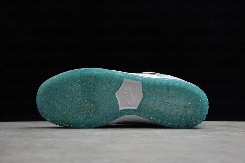 Sean Cliver x NikeSB Dunk Low - Holiday Special