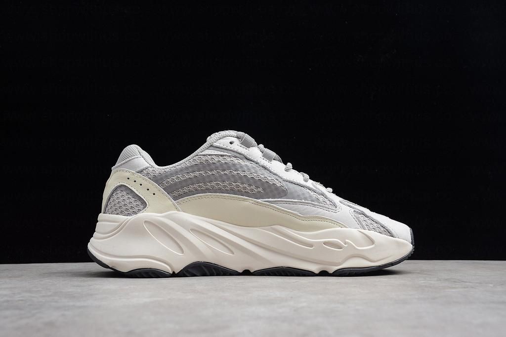 adidasUnisex YEEZY Boost 700 V2 - Static