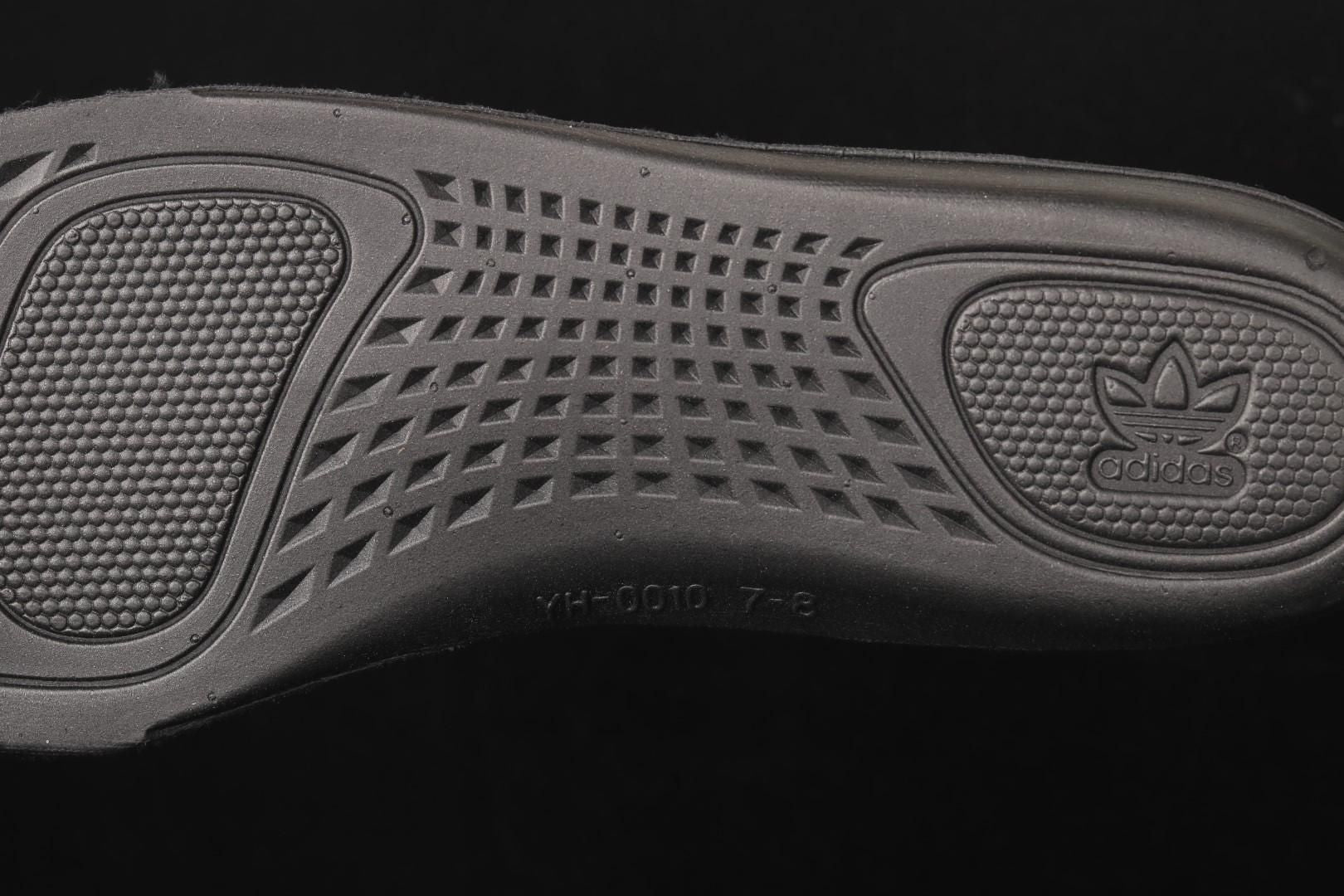 adidasUnisex Yeezy Boost 350 V2 - Black Red