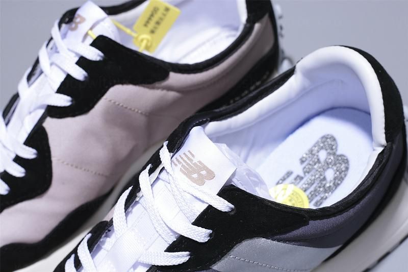 New Balance 327 - Black/Grey