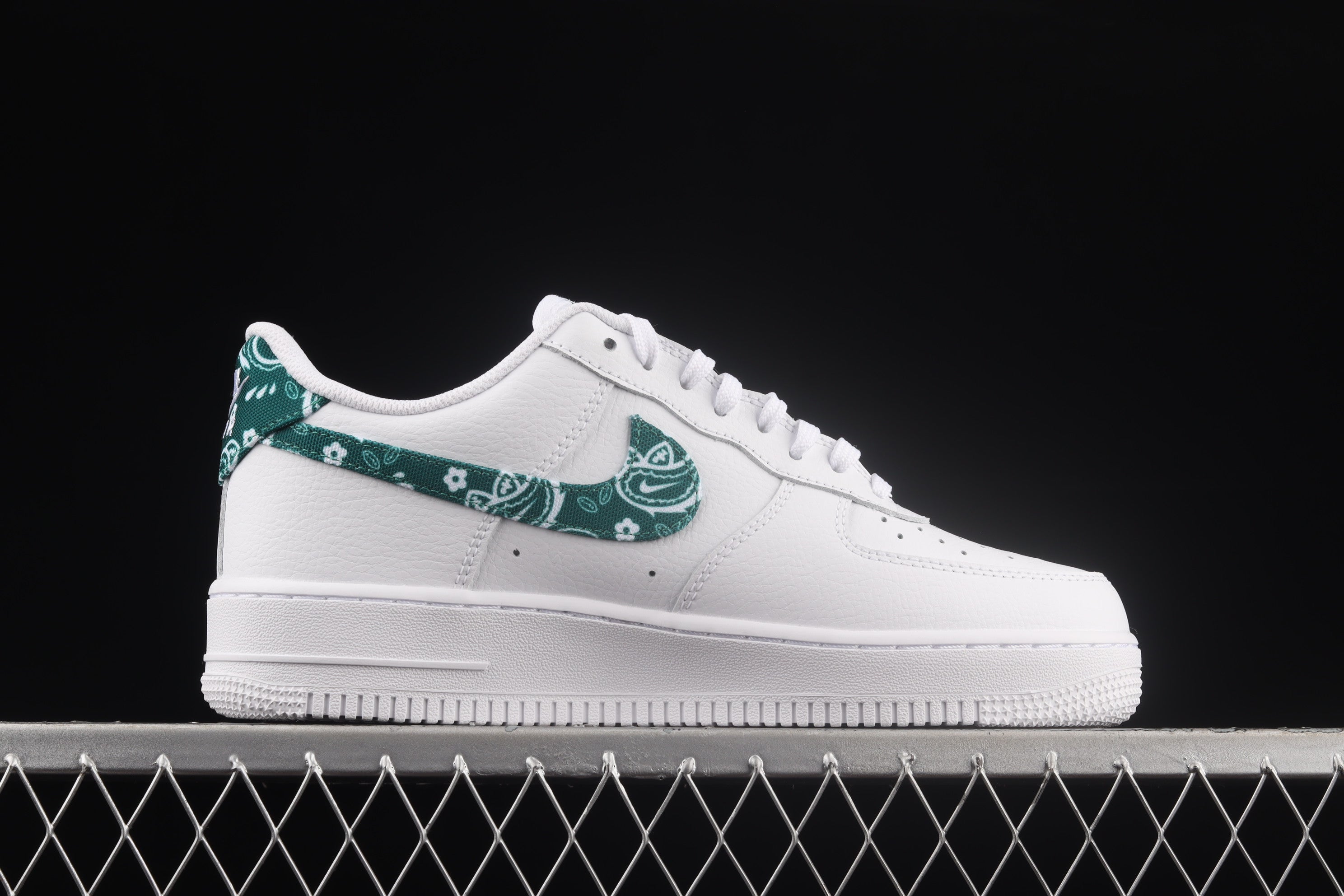 NikeMens Air Force 1 AF1 Low '07 Essential - White/Green Paisley
