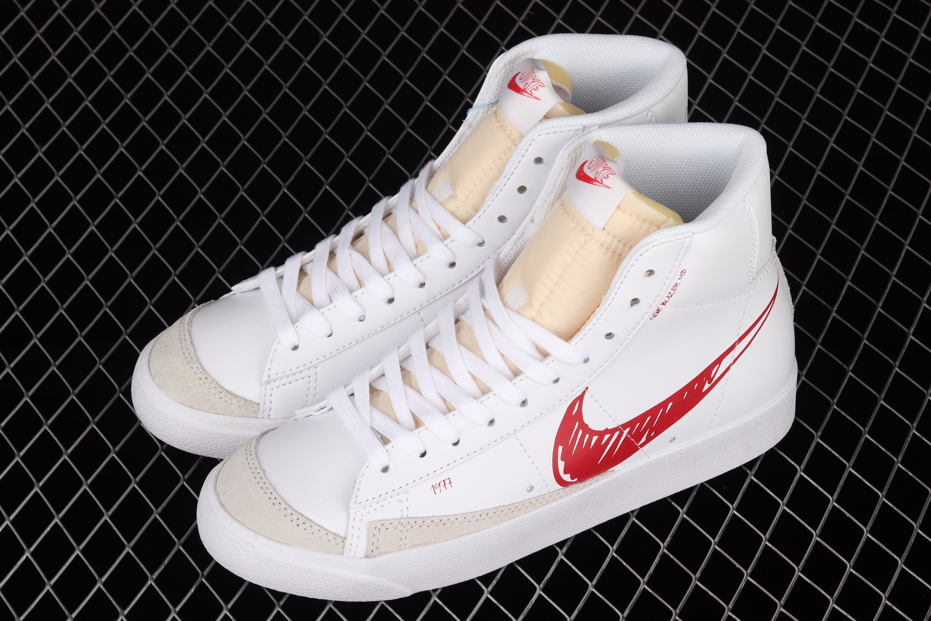 NikeMens Blazer Mid 77 Sketch - White/Red