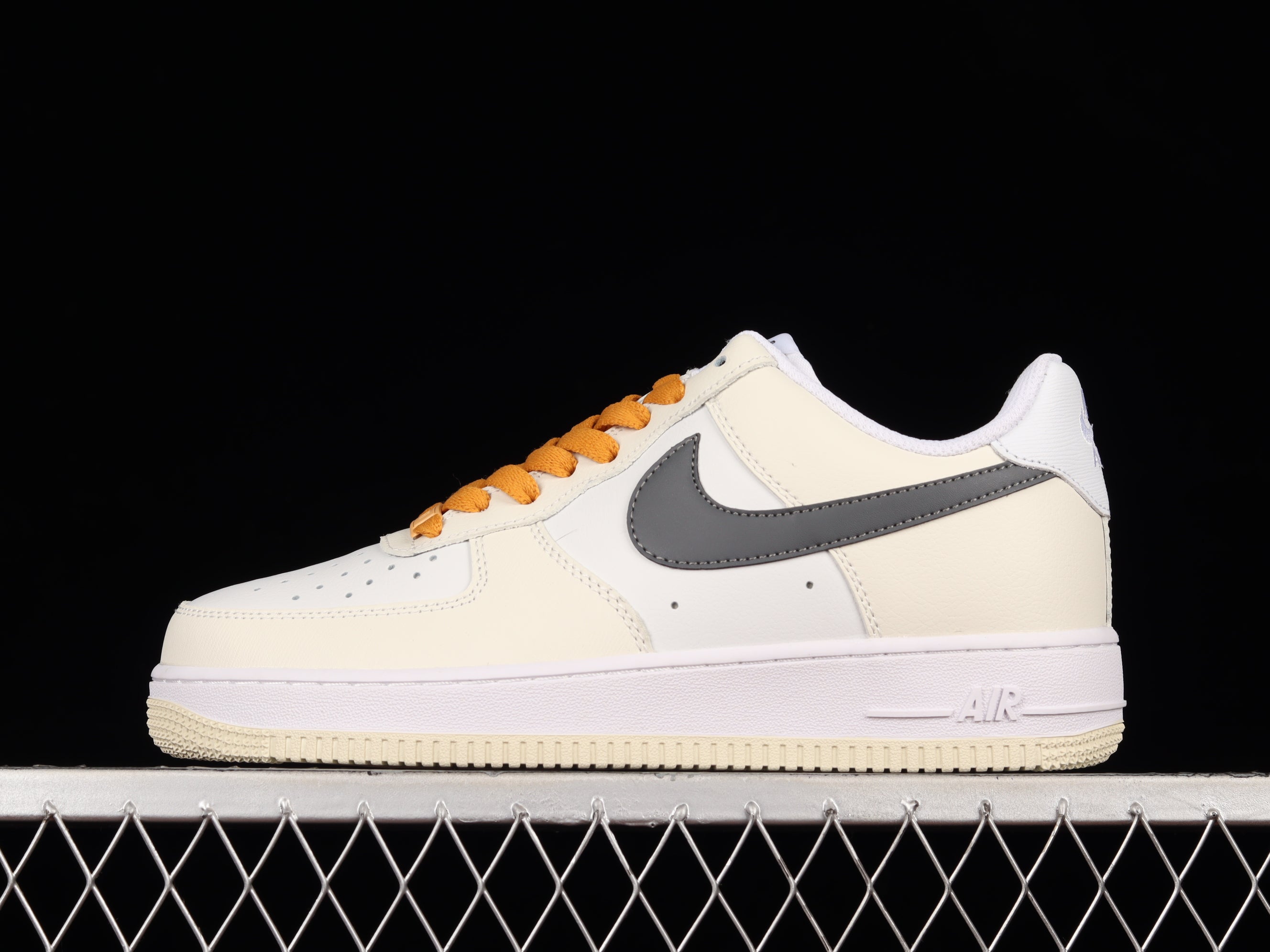 NikeUnisex Air Force 1 AF1 - Black/Gold