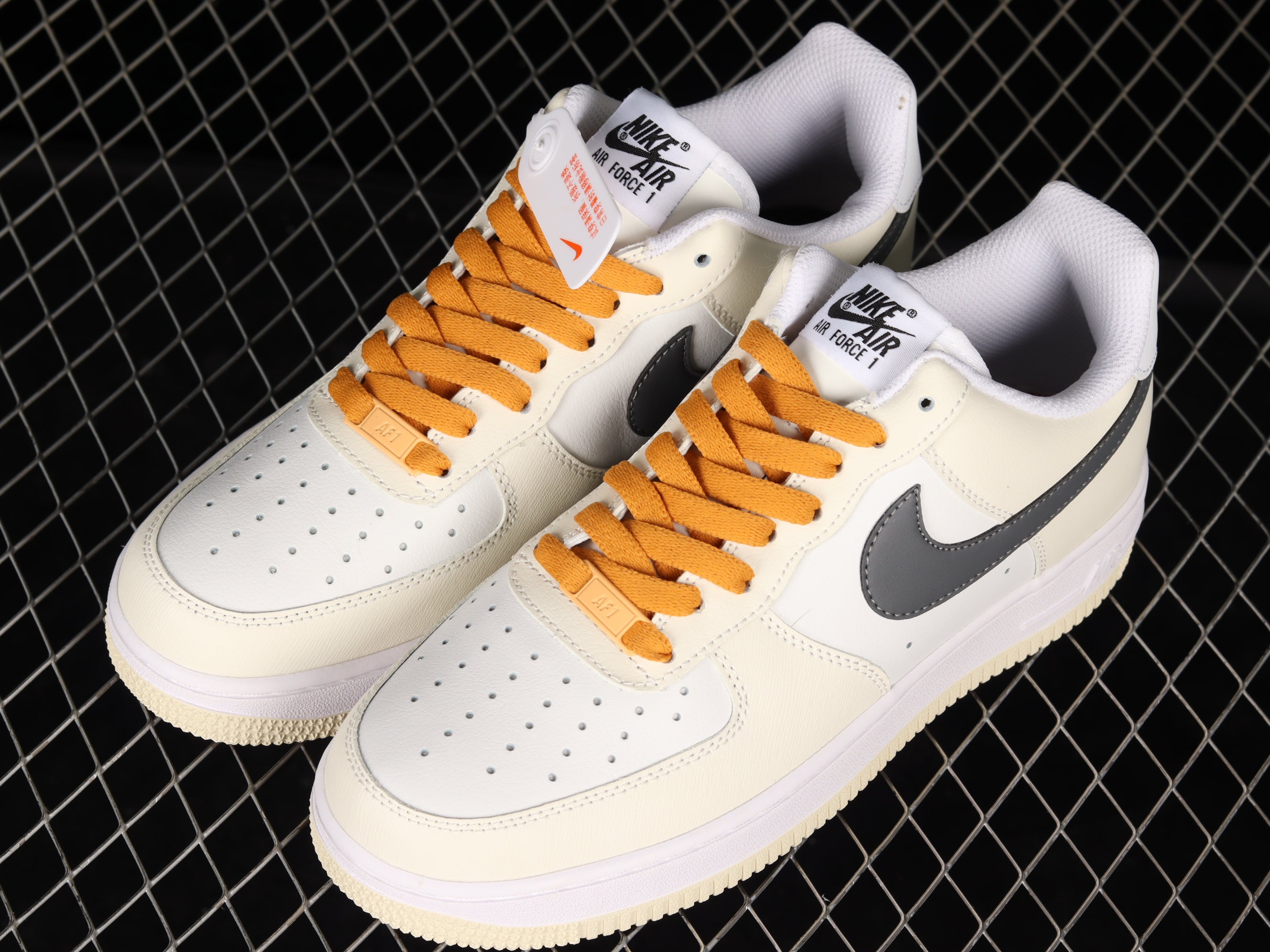 NikeUnisex Air Force 1 AF1 - Black/Gold