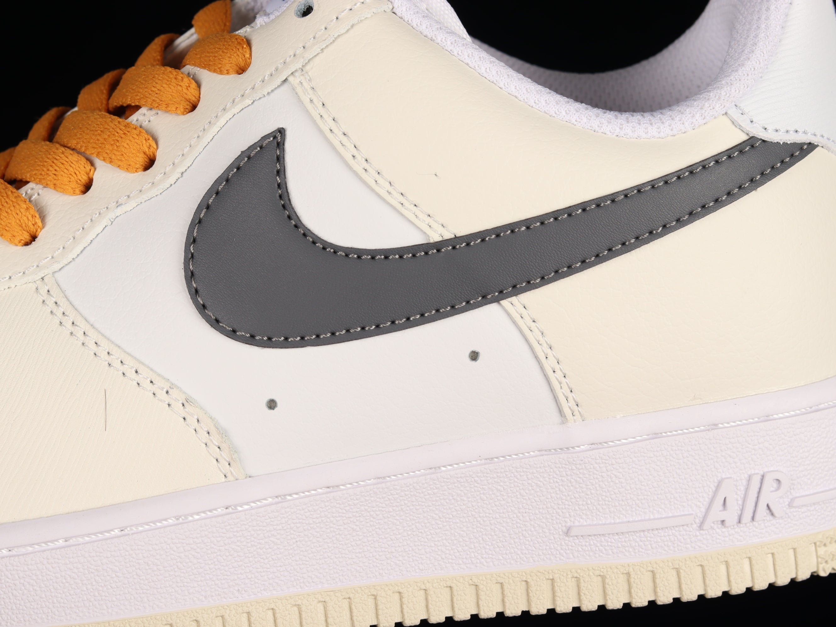 NikeUnisex Air Force 1 AF1 - Black/Gold