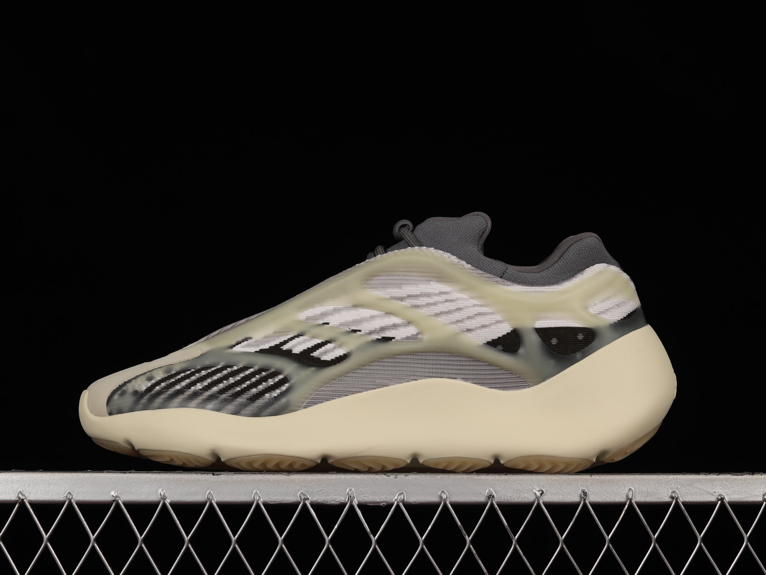 adidasUnisex Yeezy 700 V3 - Fade Salt