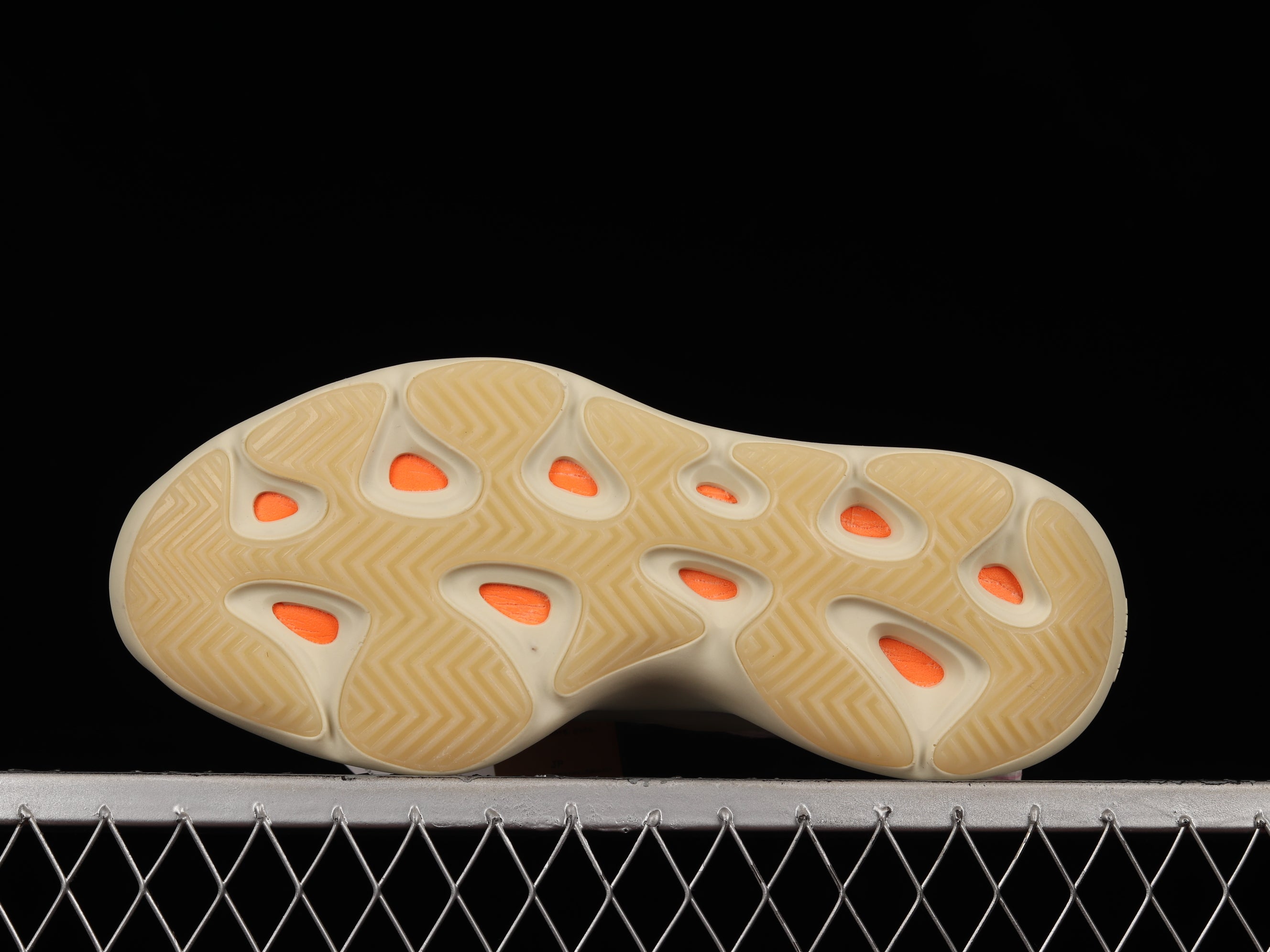 adidasUnisex Yeezy 700 V3 - Fade Salt