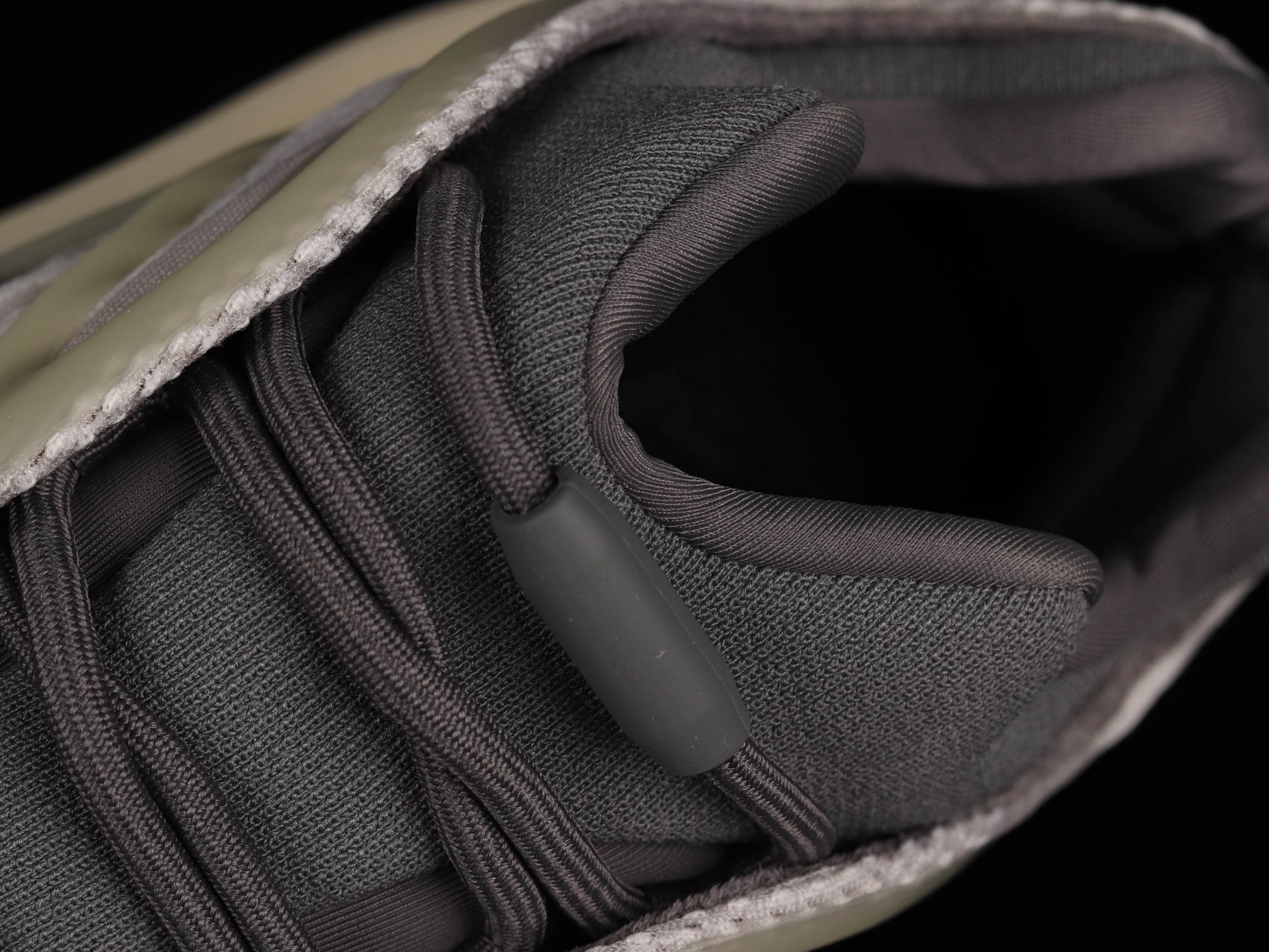 adidasUnisex Yeezy 700 V3 - Fade Salt