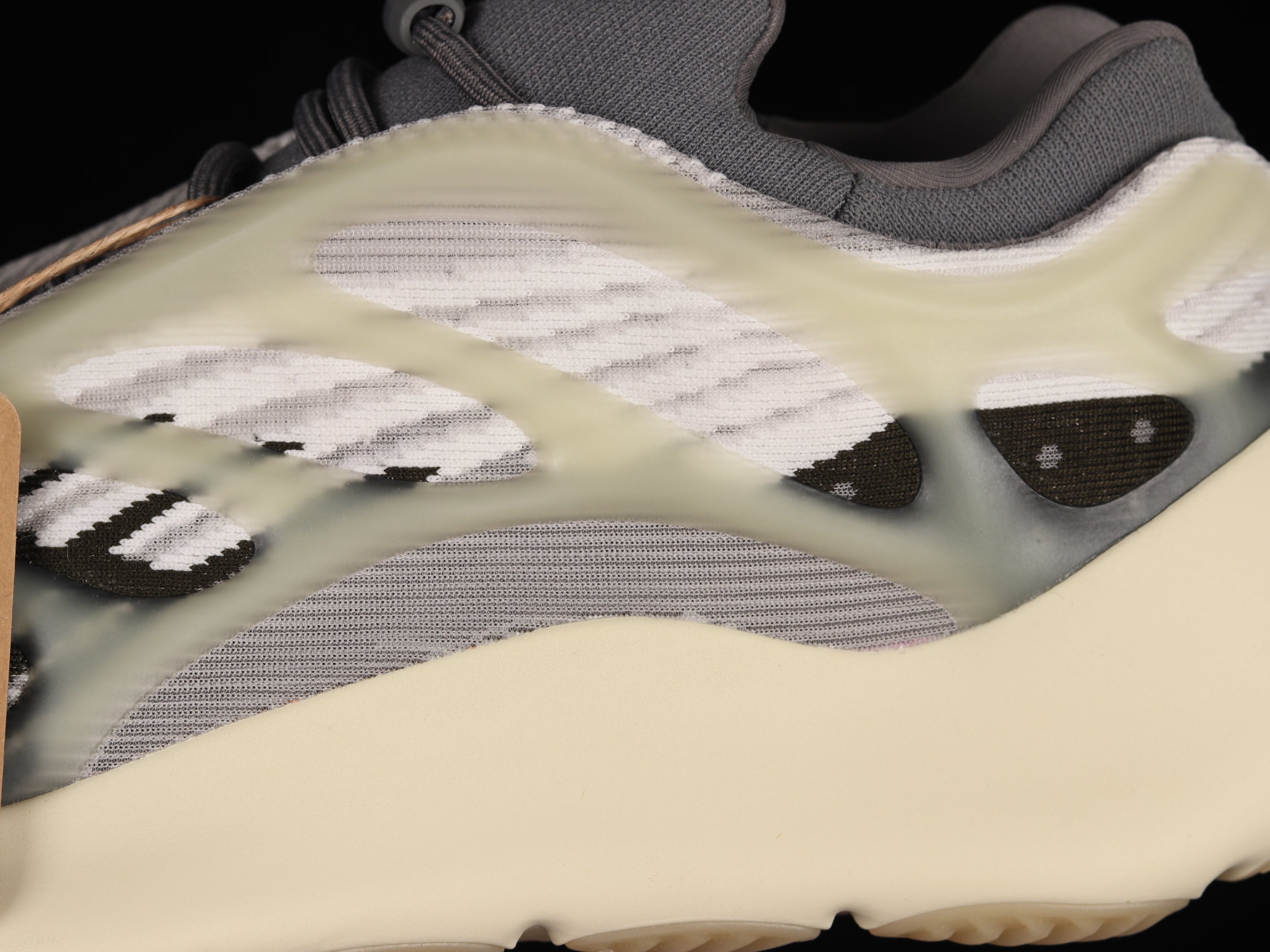 adidasUnisex Yeezy 700 V3 - Fade Salt