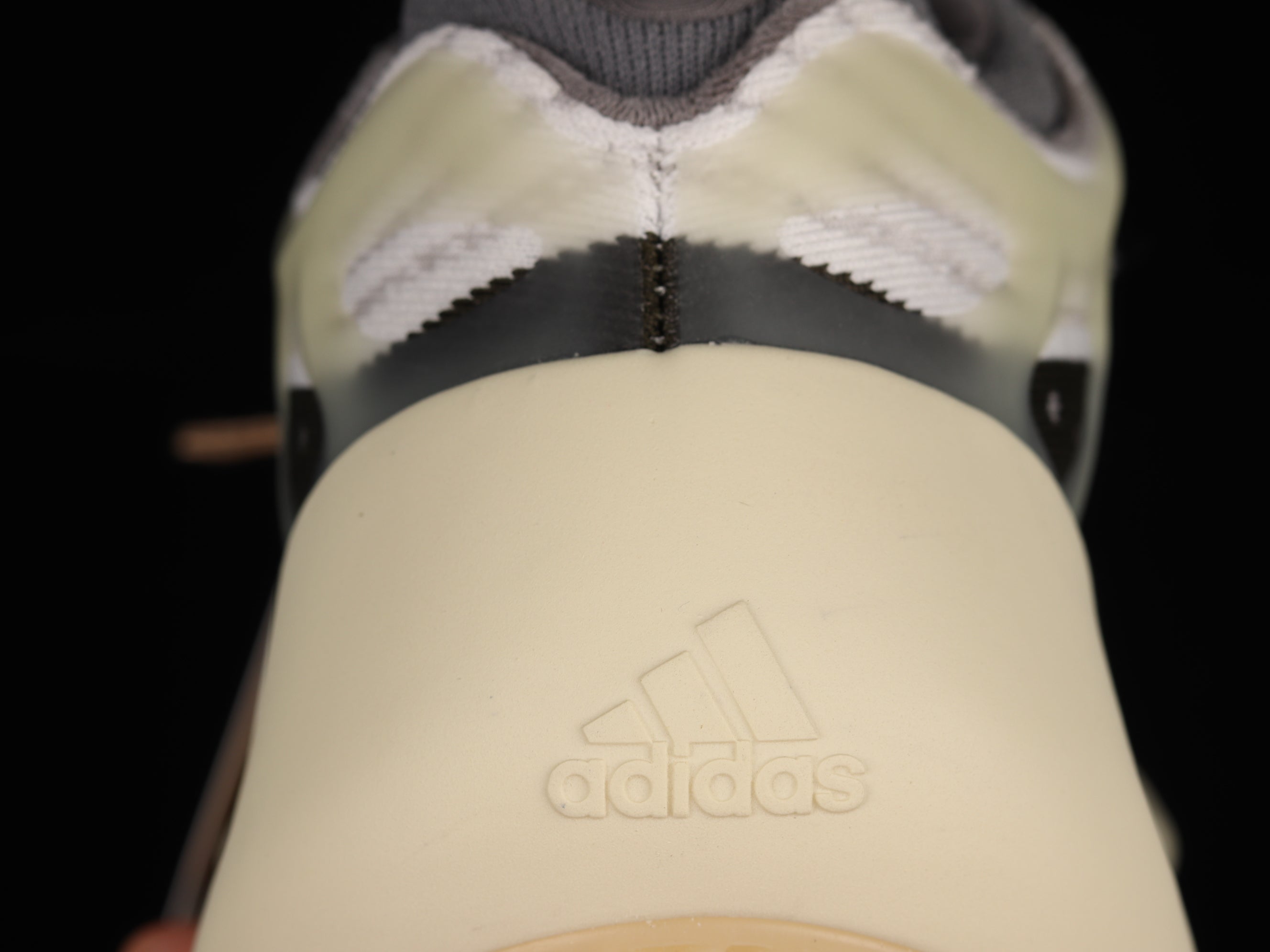 adidasUnisex Yeezy 700 V3 - Fade Salt