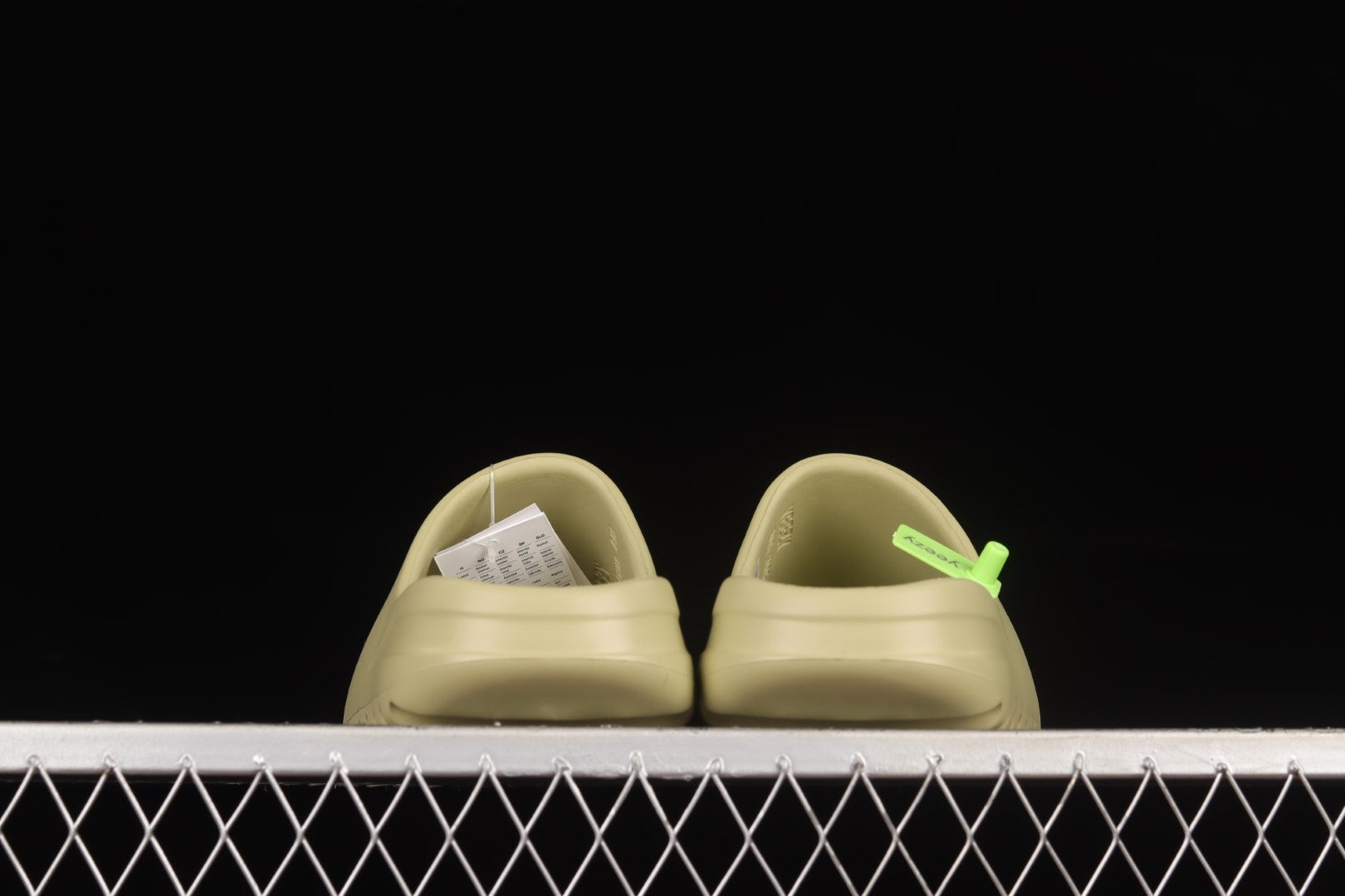 adidasUnisex Yeezy Slide - Resin