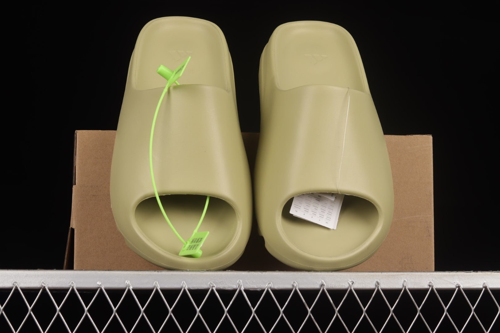 adidasUnisex Yeezy Slide - Resin