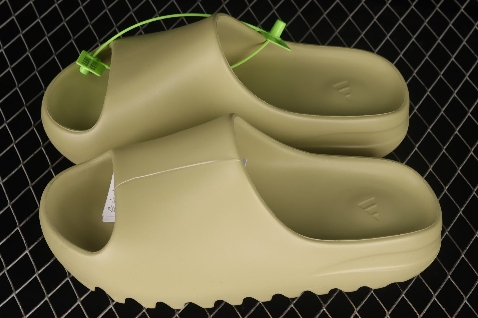 adidasUnisex Yeezy Slide - Resin