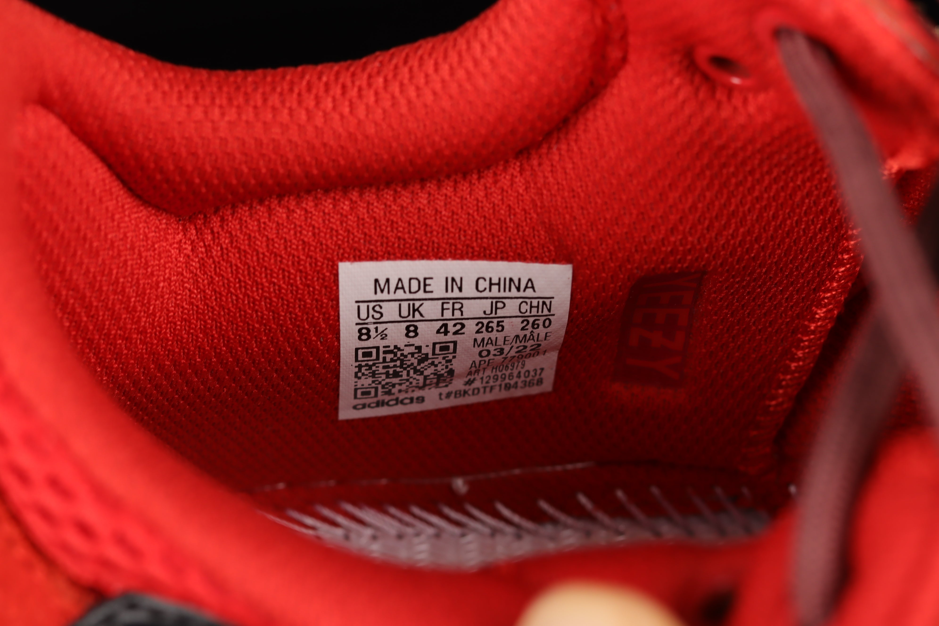 adidasUnisex Yeezy Boost 700 - Hi-Res Red