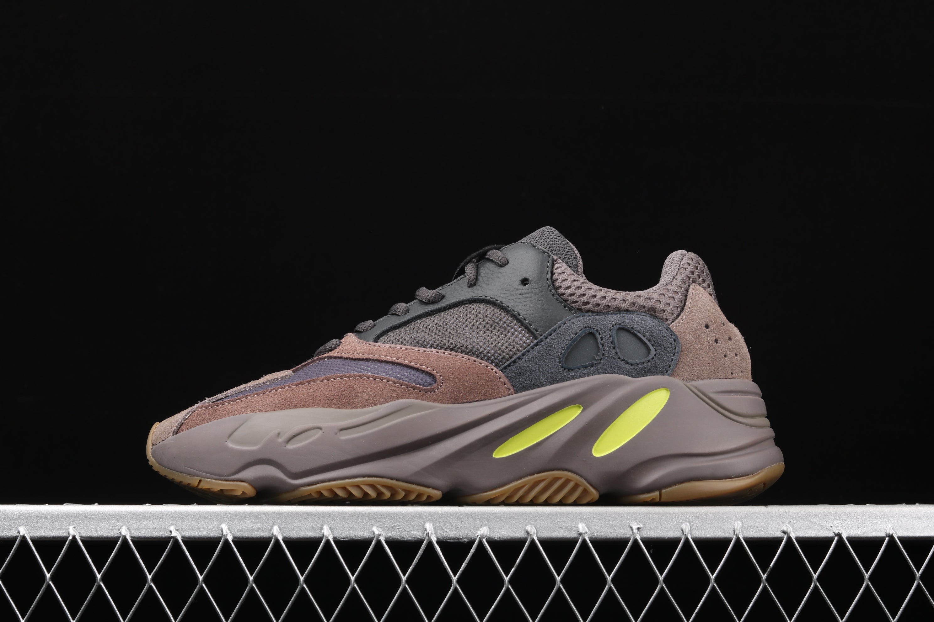 adidasUnisex Yeezy Boost 700 - Mauve