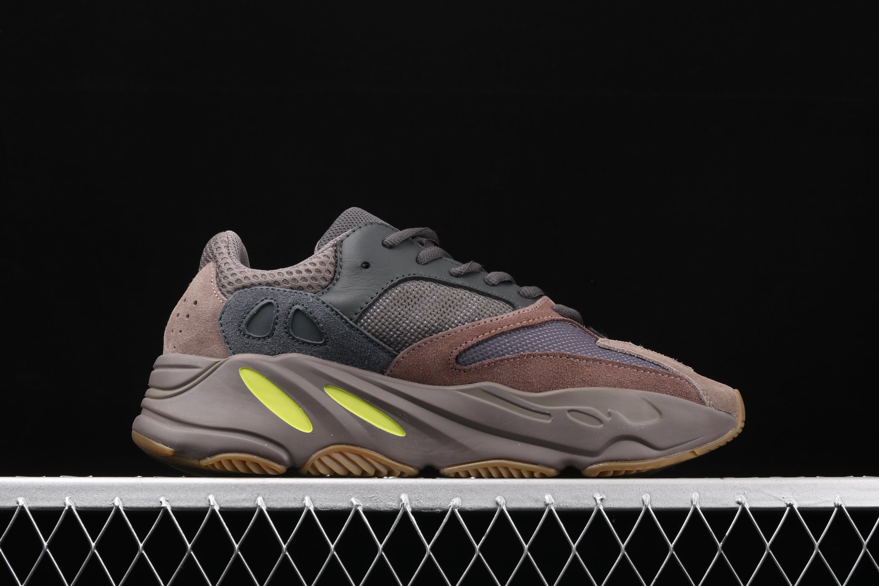 adidasUnisex Yeezy Boost 700 - Mauve
