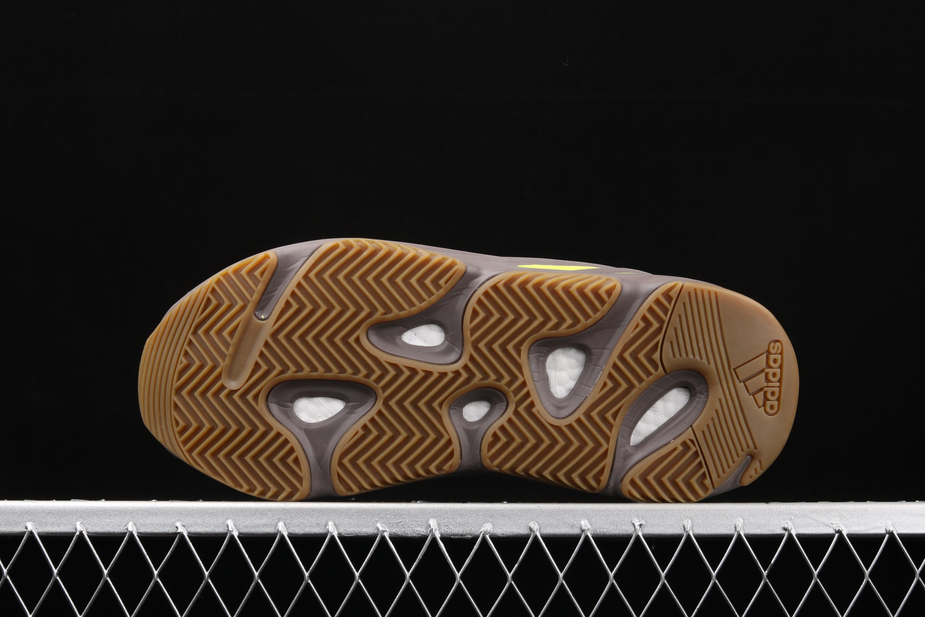 adidasUnisex Yeezy Boost 700 - Mauve