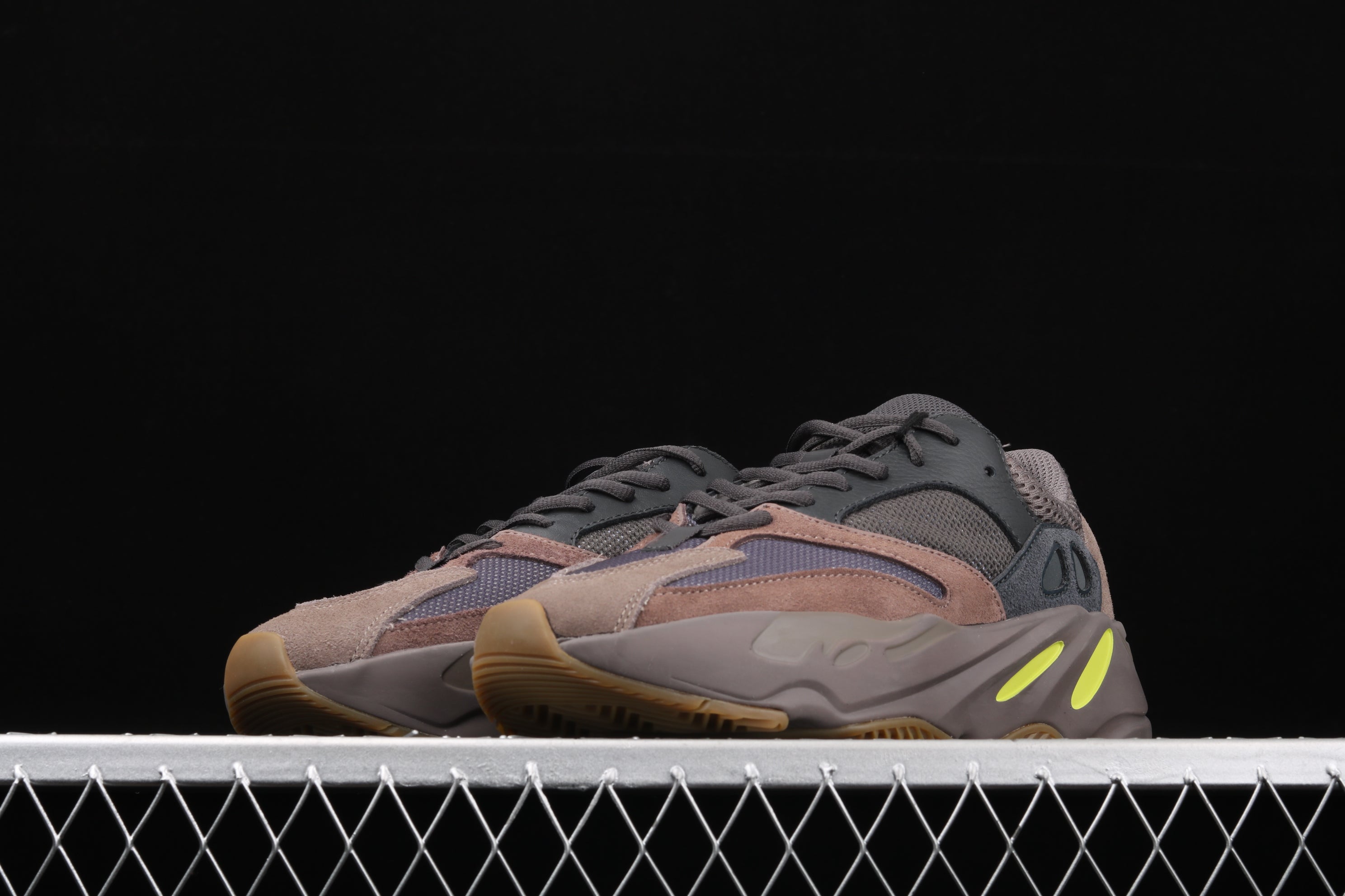 adidasUnisex Yeezy Boost 700 - Mauve