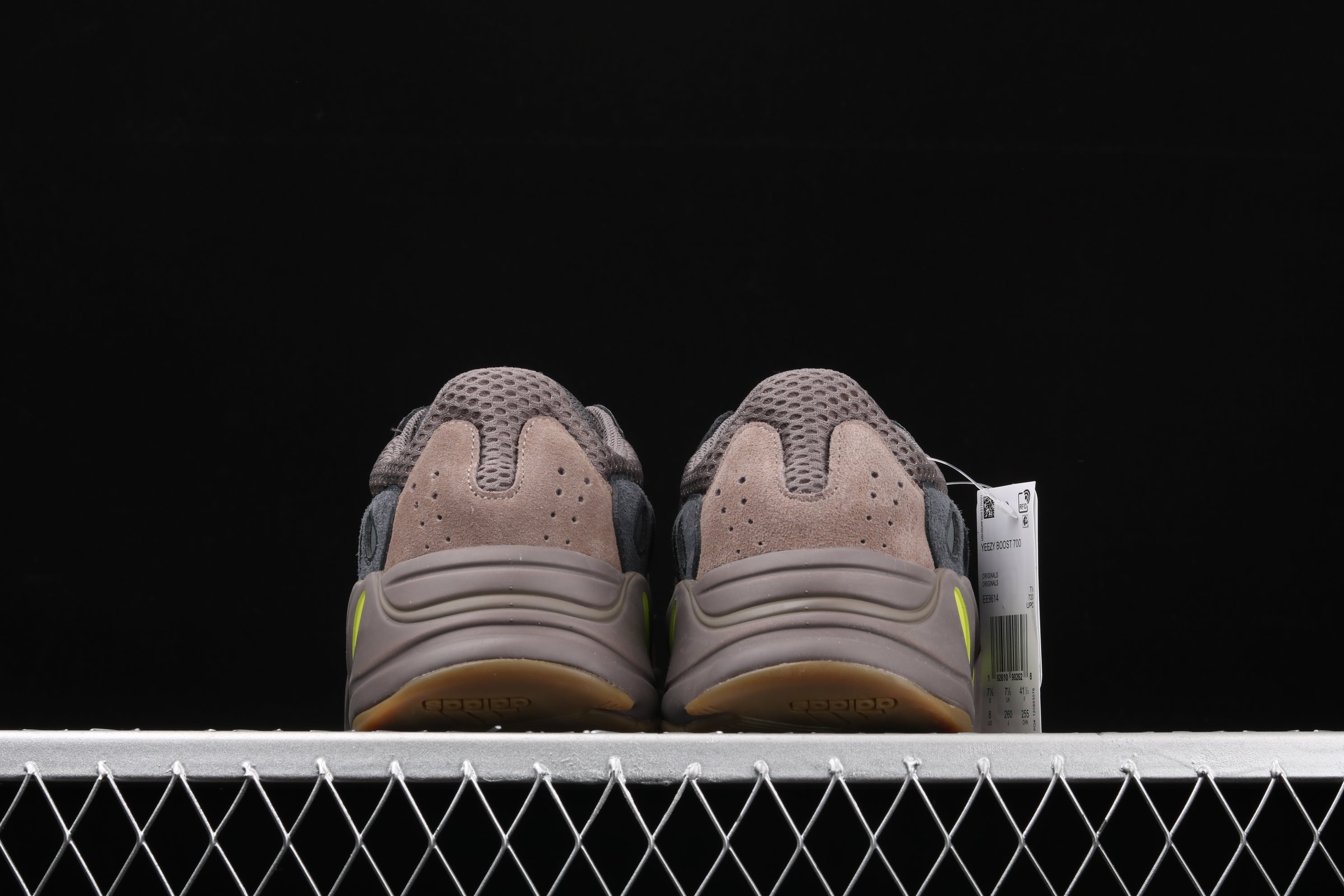 adidasUnisex Yeezy Boost 700 - Mauve