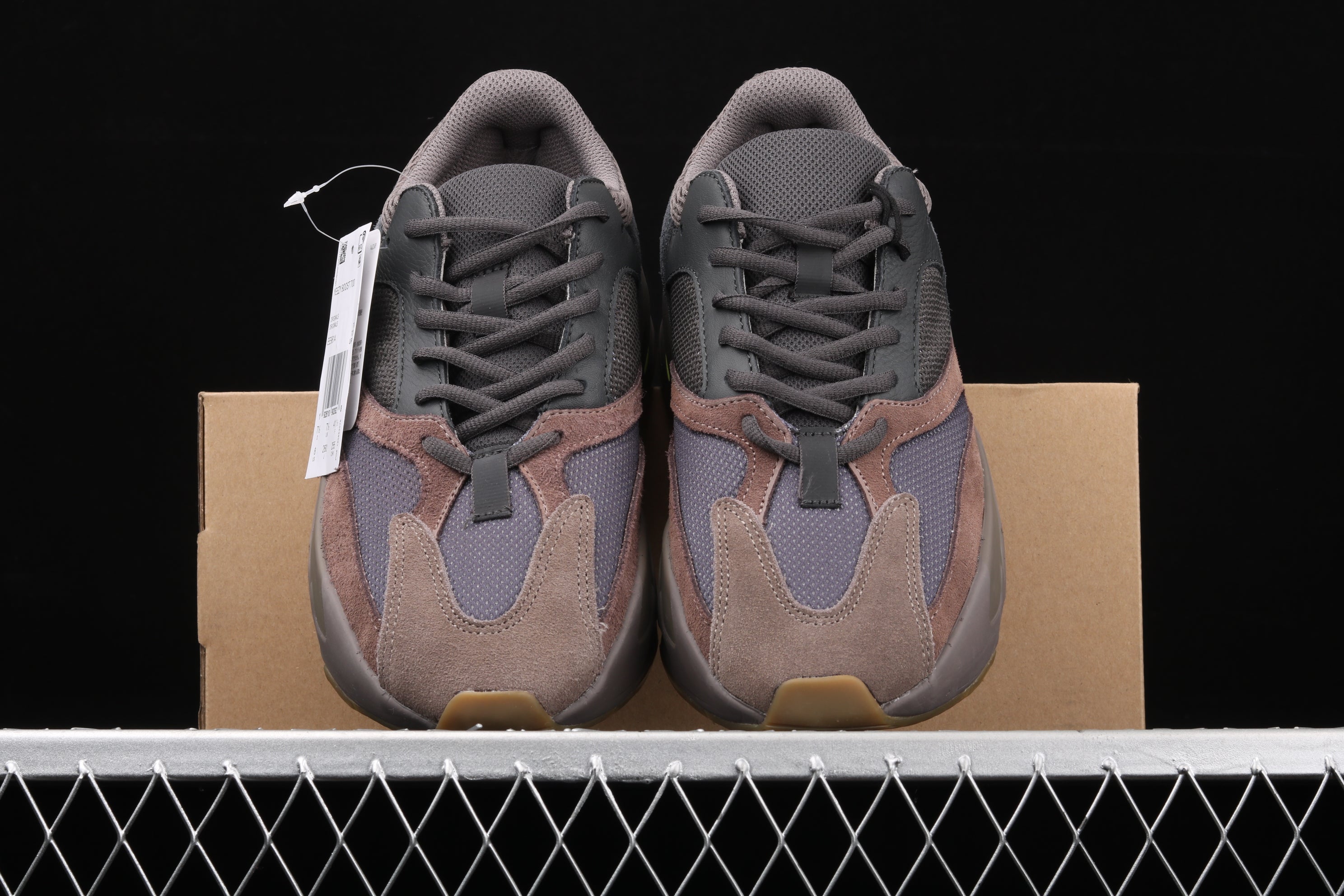 adidasUnisex Yeezy Boost 700 - Mauve