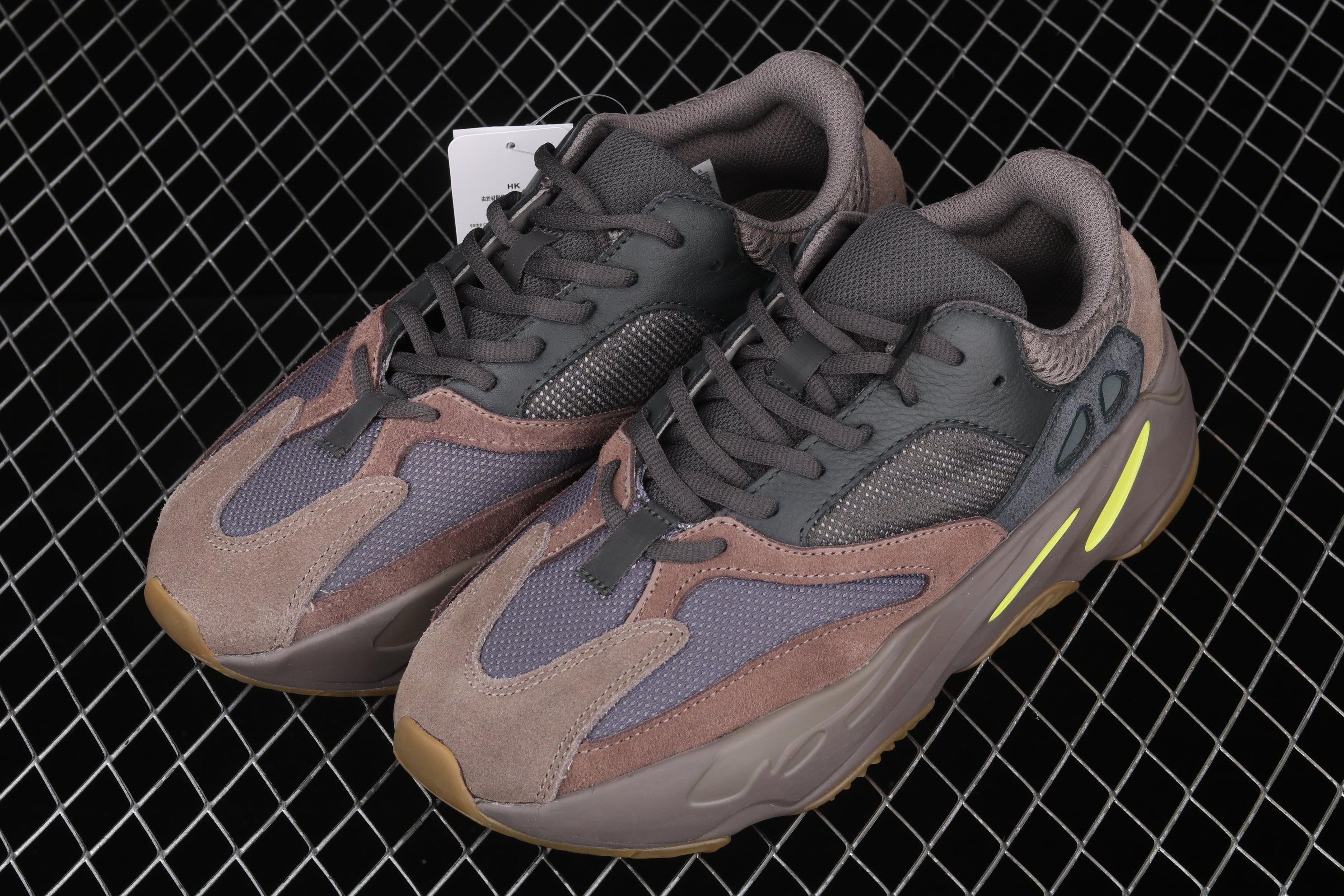adidasUnisex Yeezy Boost 700 - Mauve