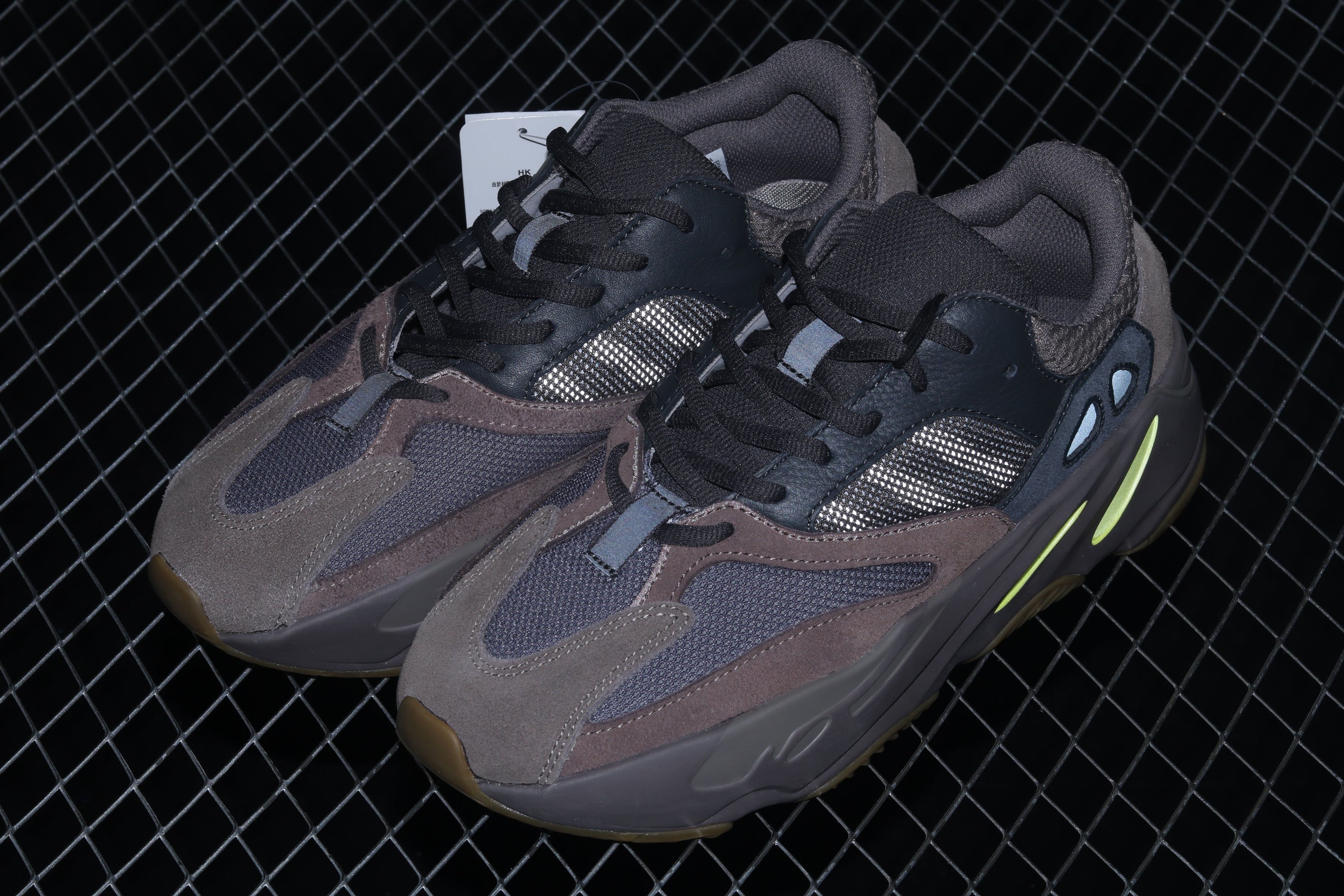 adidasUnisex Yeezy Boost 700 - Mauve