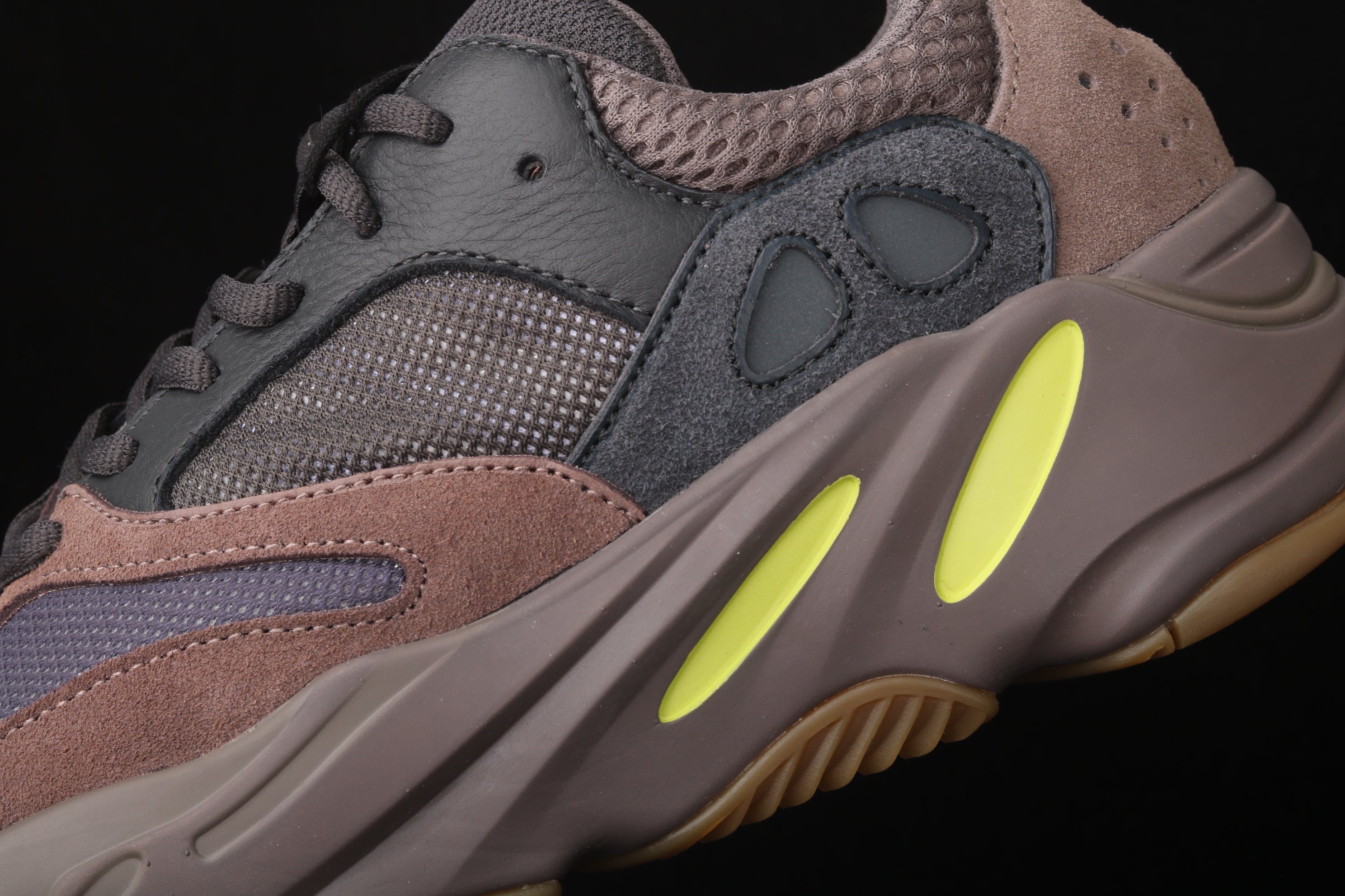 adidasUnisex Yeezy Boost 700 - Mauve