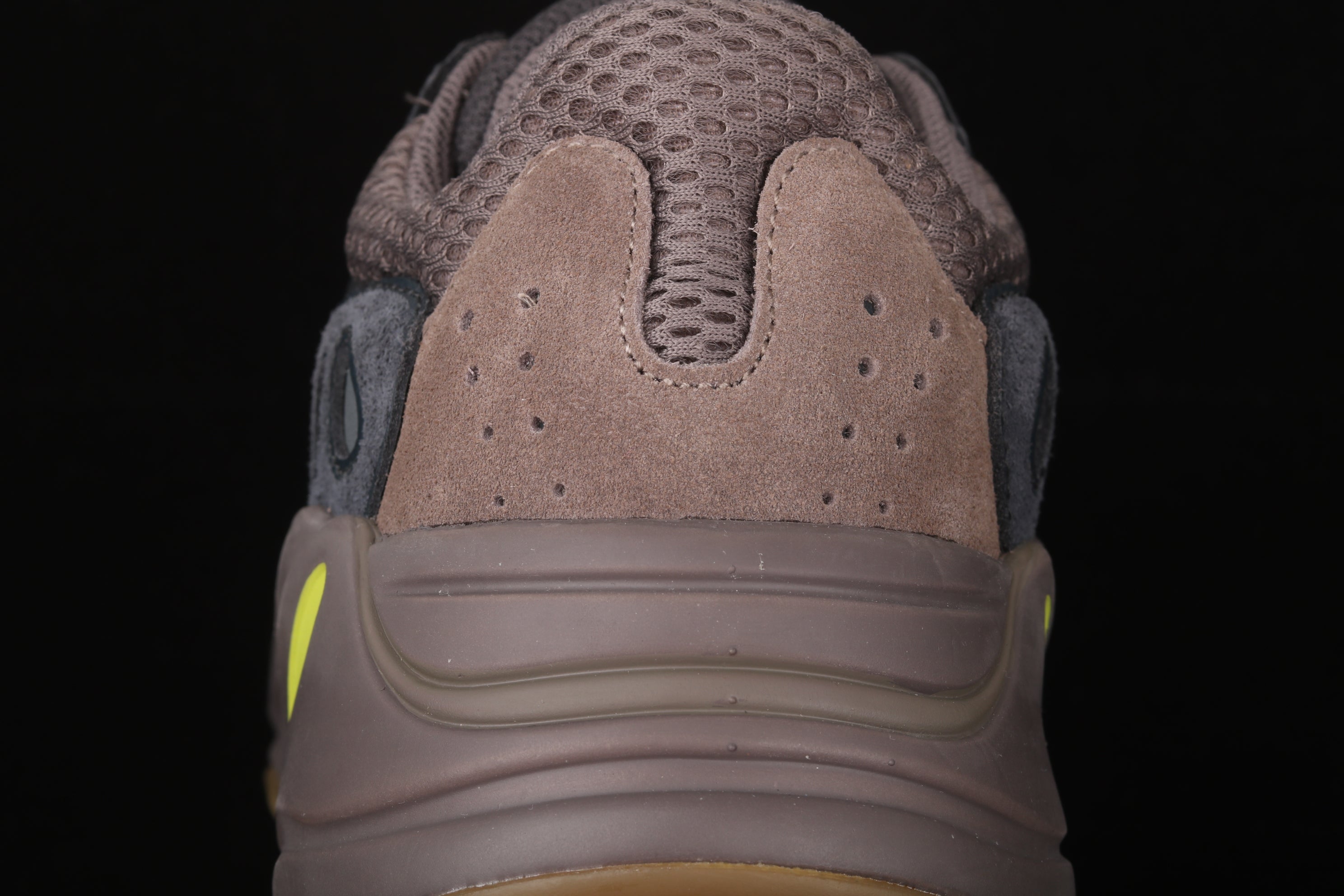 adidasUnisex Yeezy Boost 700 - Mauve