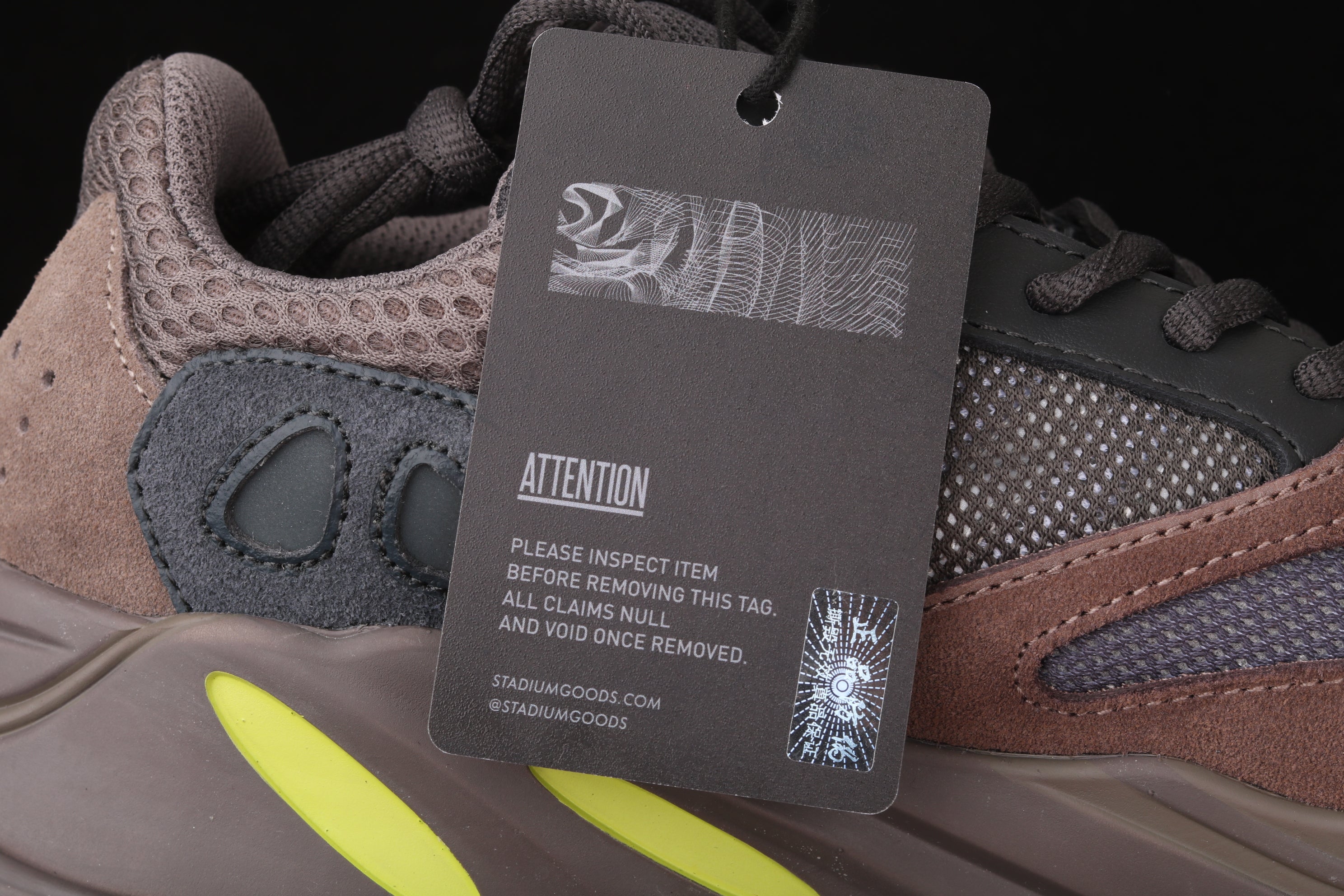 adidasUnisex Yeezy Boost 700 - Mauve