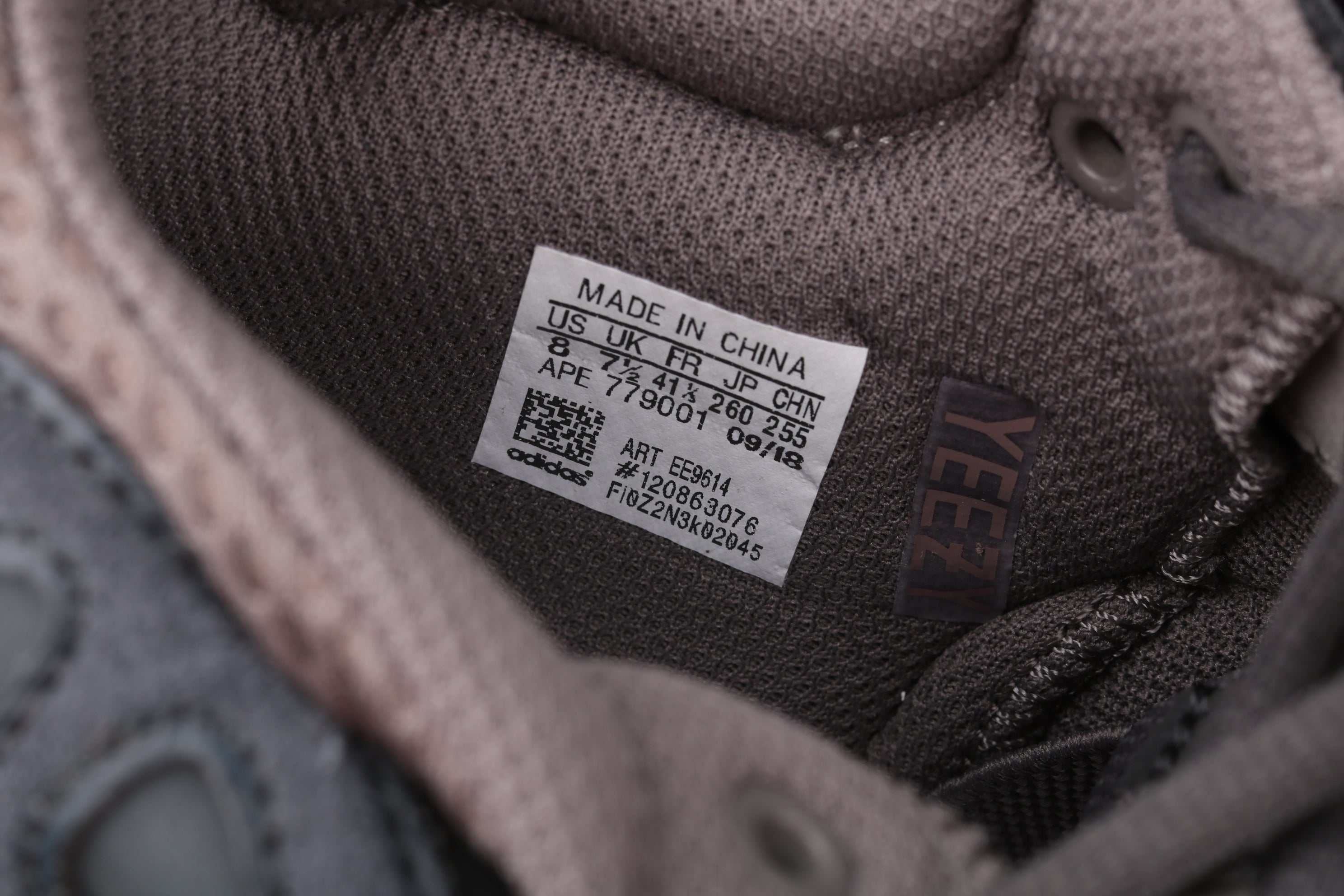 adidasUnisex Yeezy Boost 700 - Mauve