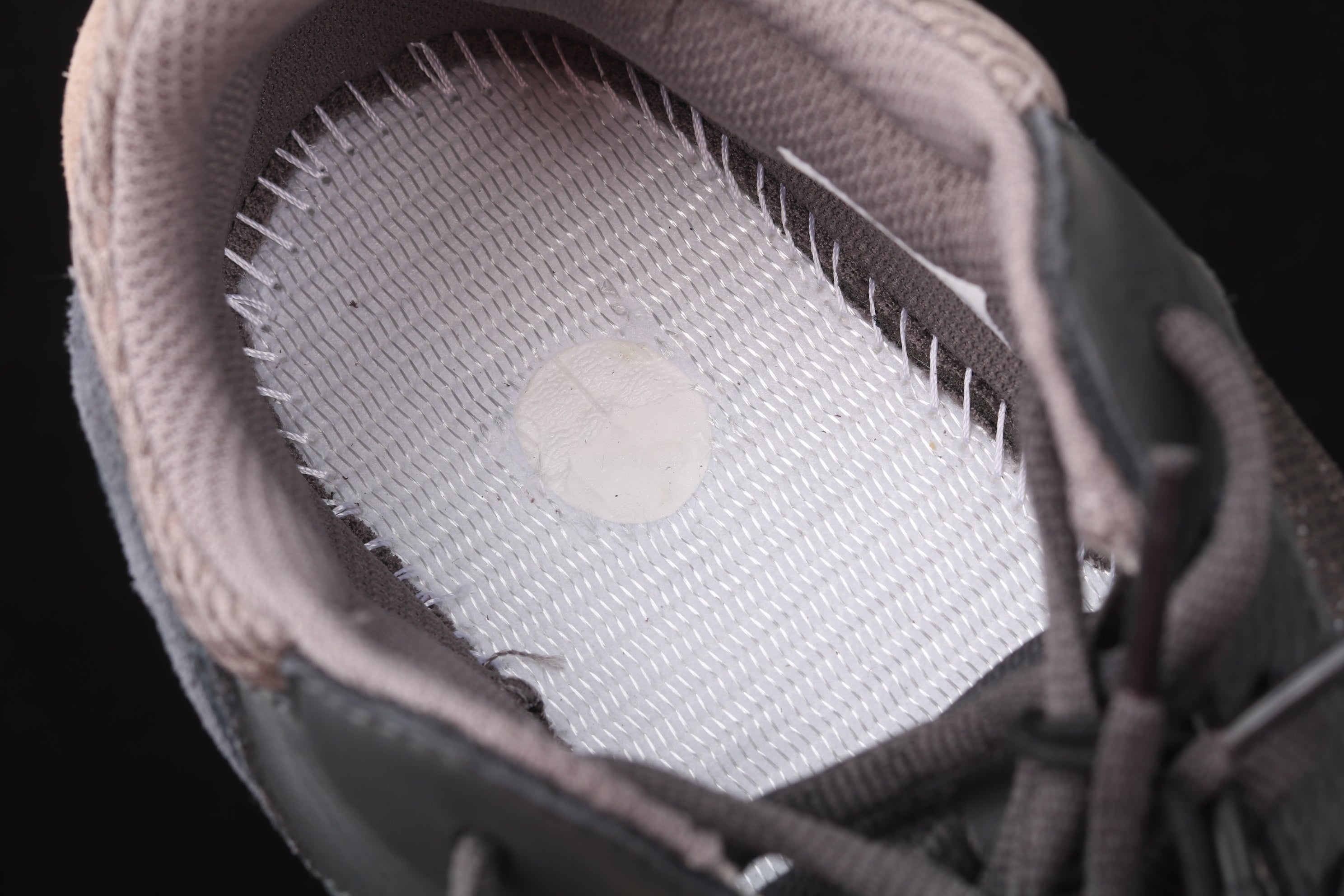 adidasUnisex Yeezy Boost 700 - Mauve