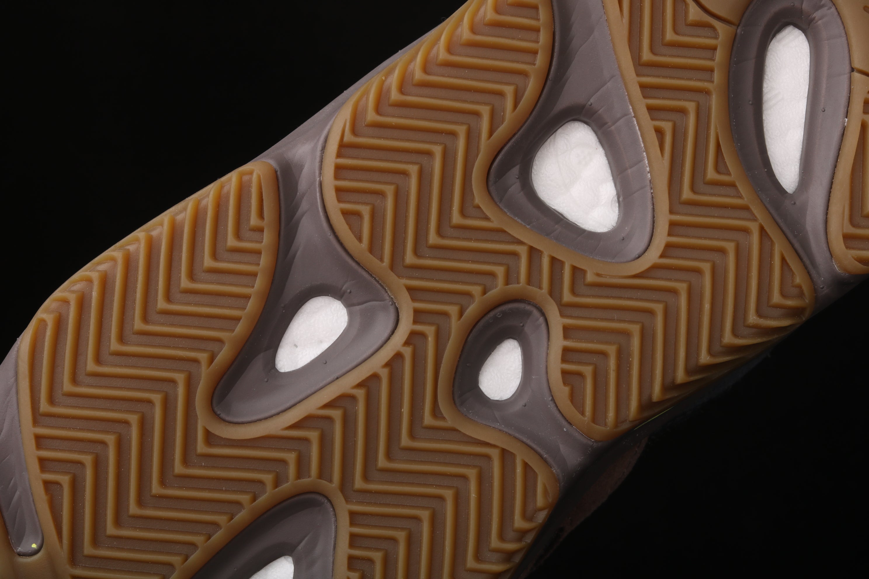 adidasUnisex Yeezy Boost 700 - Mauve