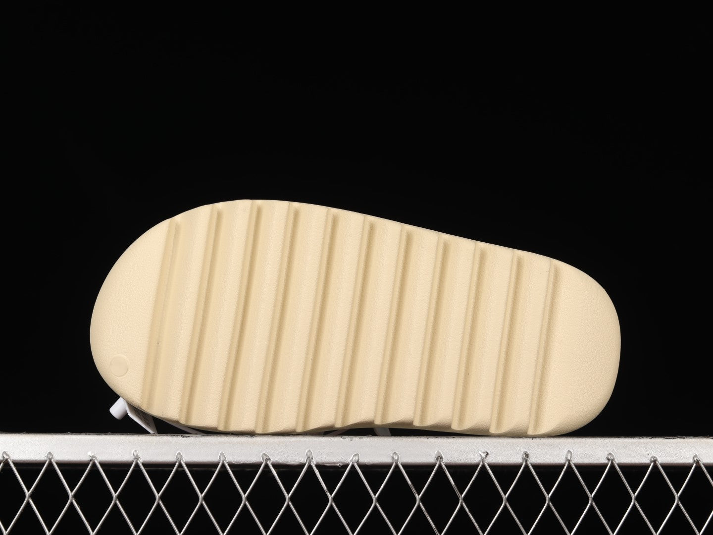 adidasUnisex Yeezy Slide - Bone